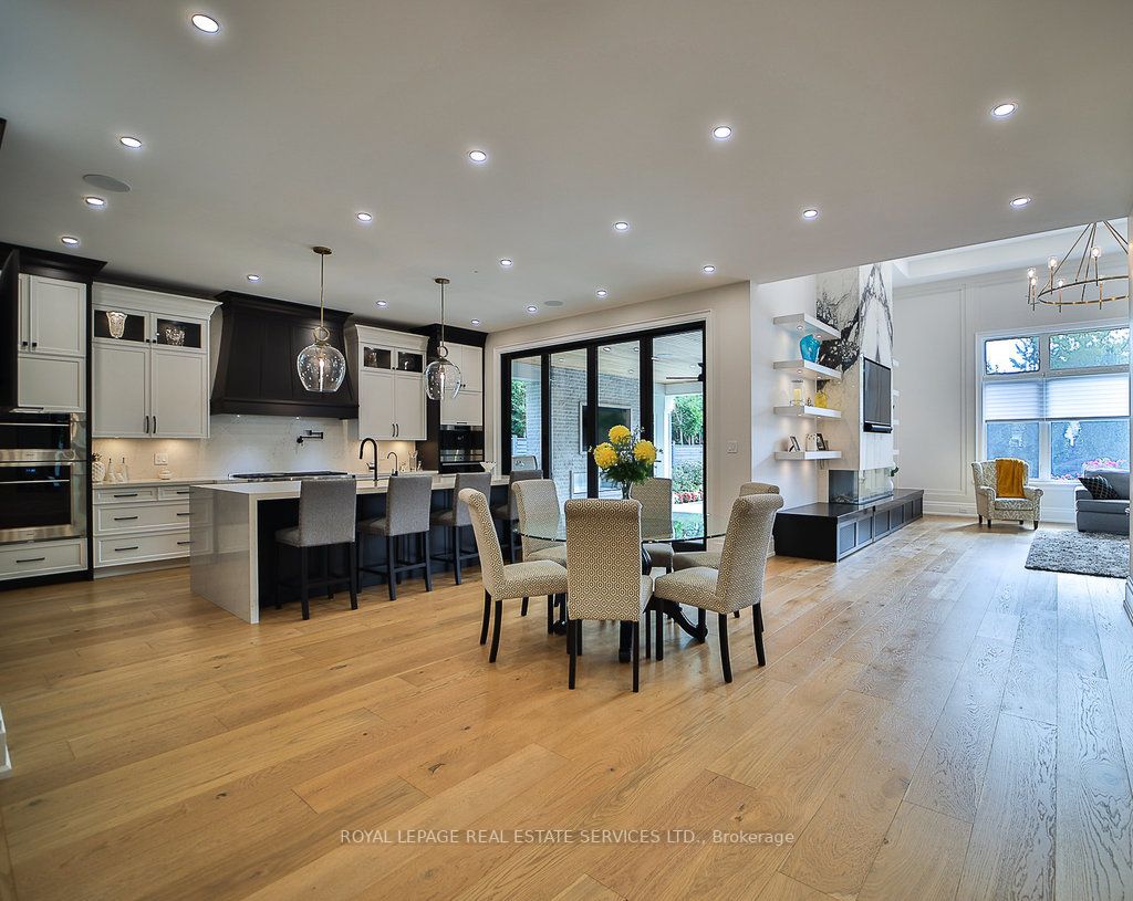 1301 Twin Oaks Dell