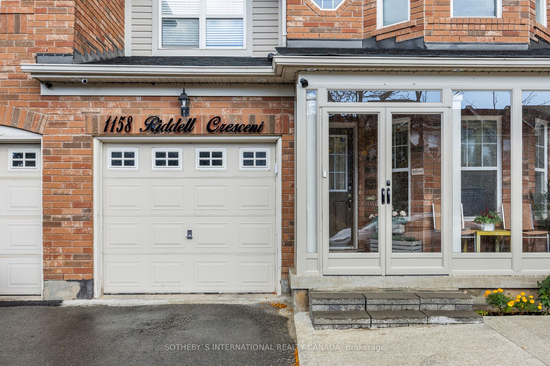 1158 Riddell Cres