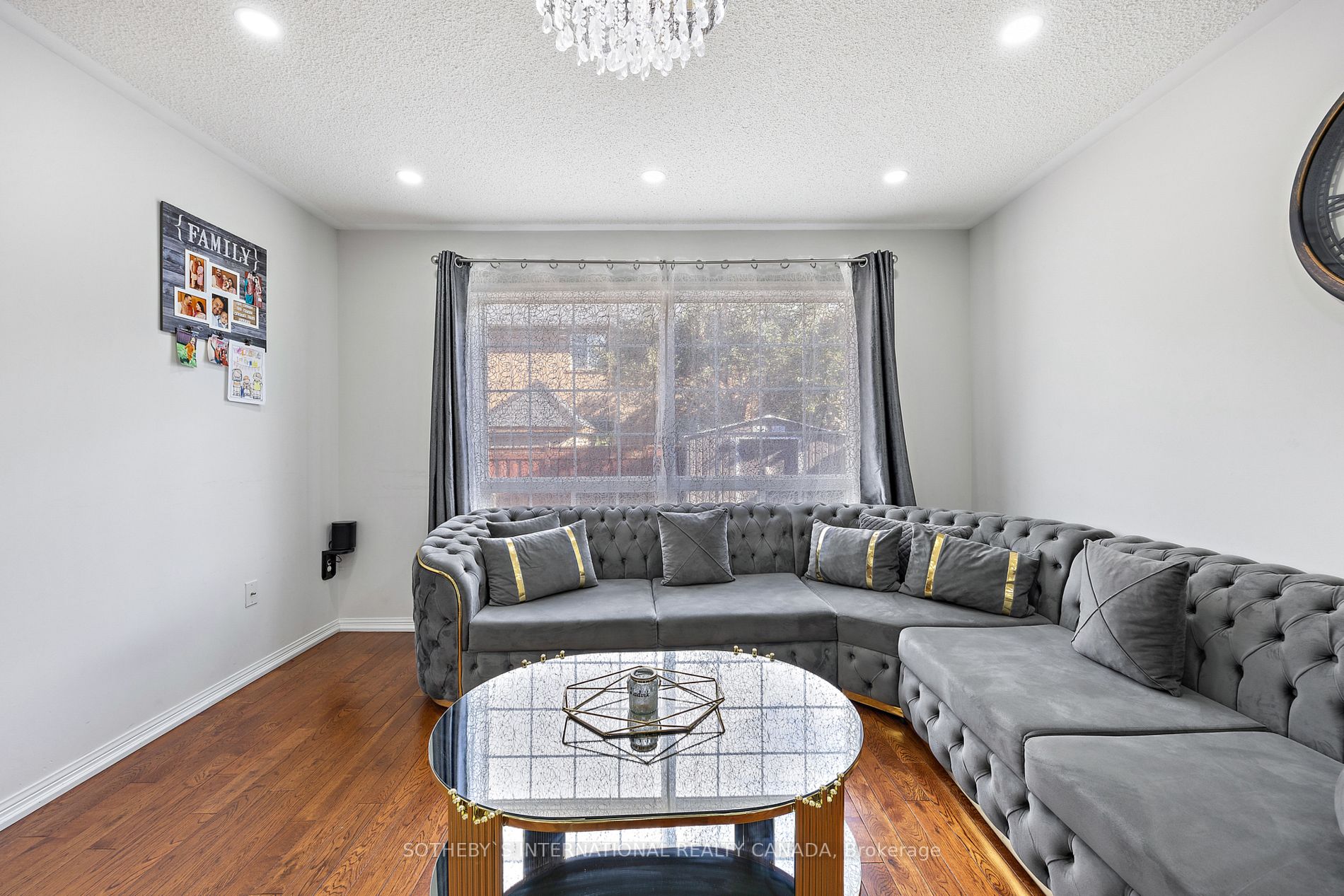 1158 Riddell Cres