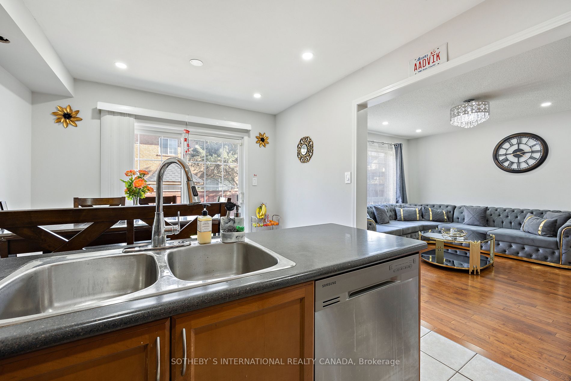 1158 Riddell Cres