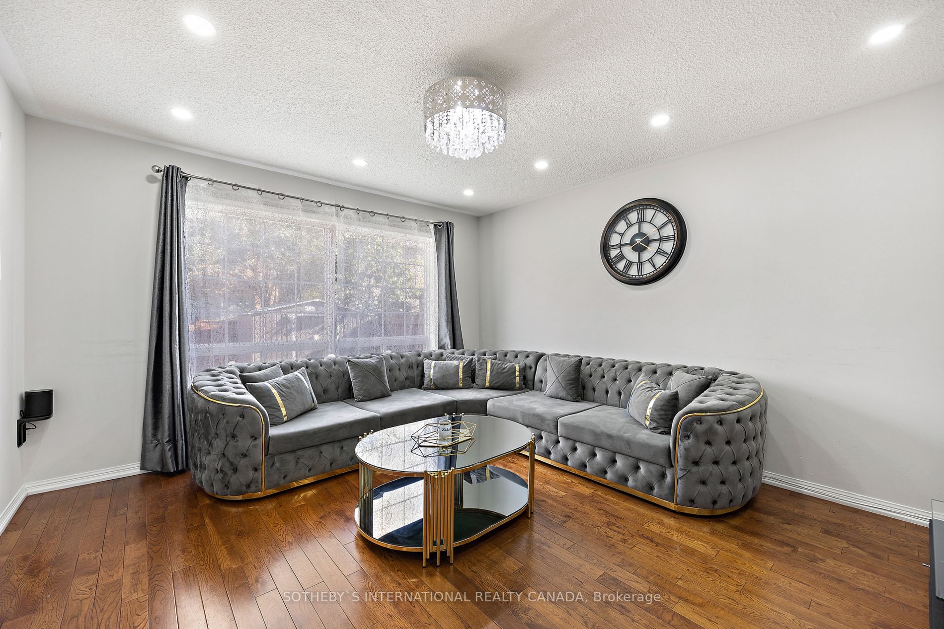 1158 Riddell Cres