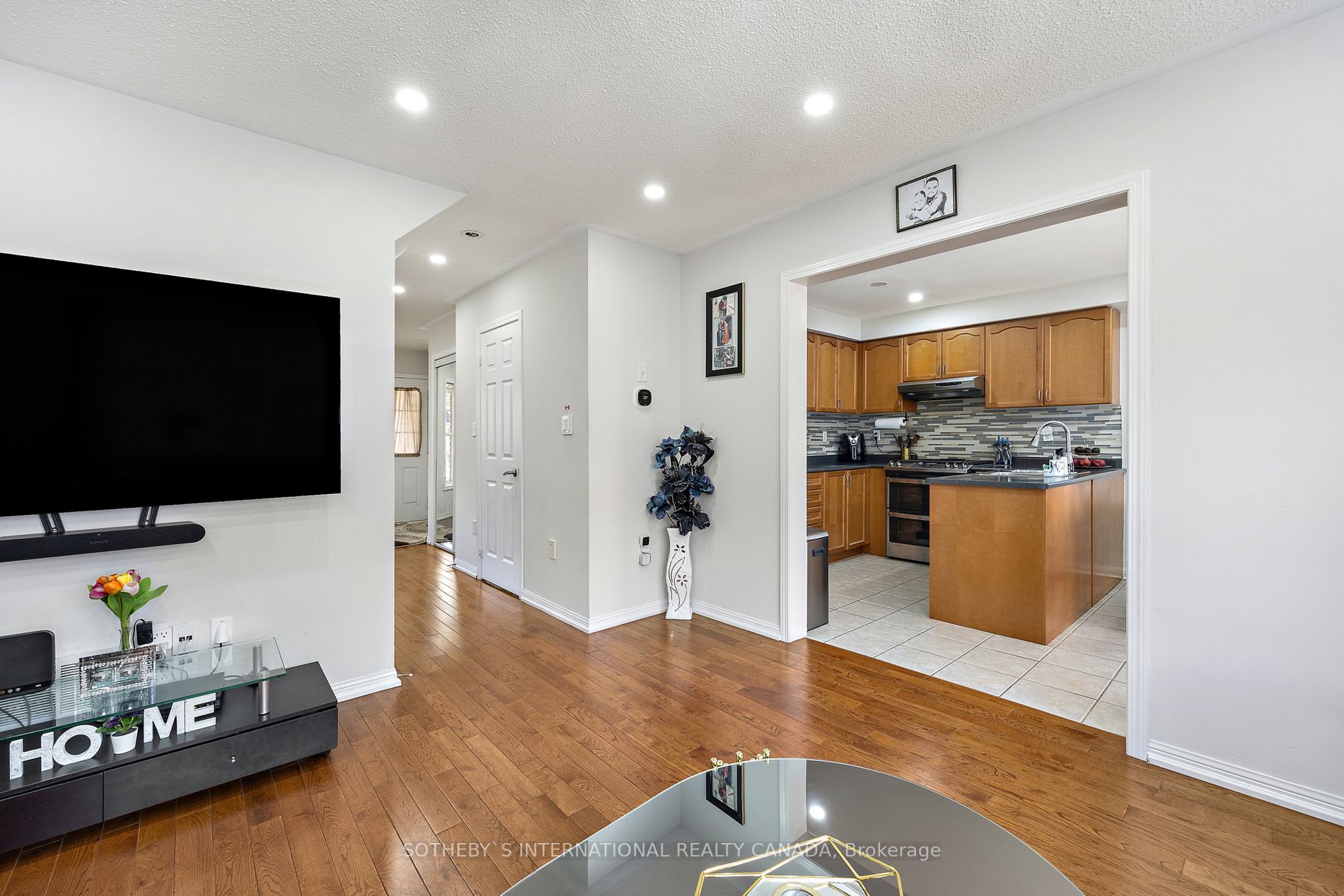 1158 Riddell Cres