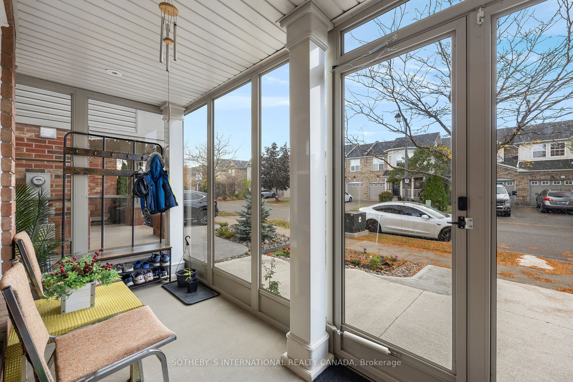 1158 Riddell Cres