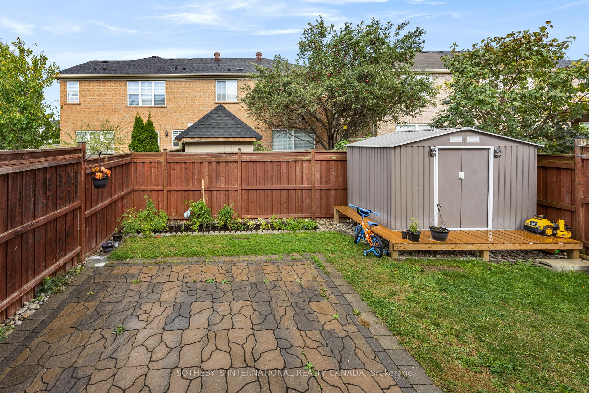 1158 Riddell Cres