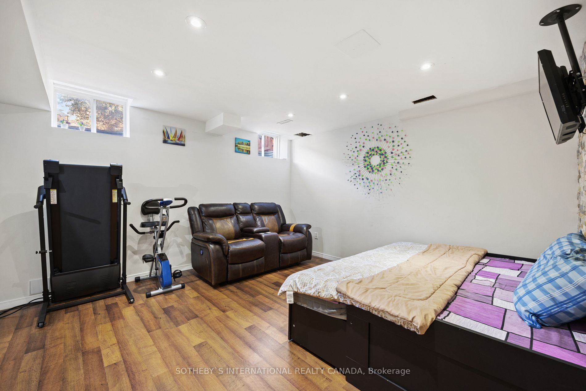 1158 Riddell Cres