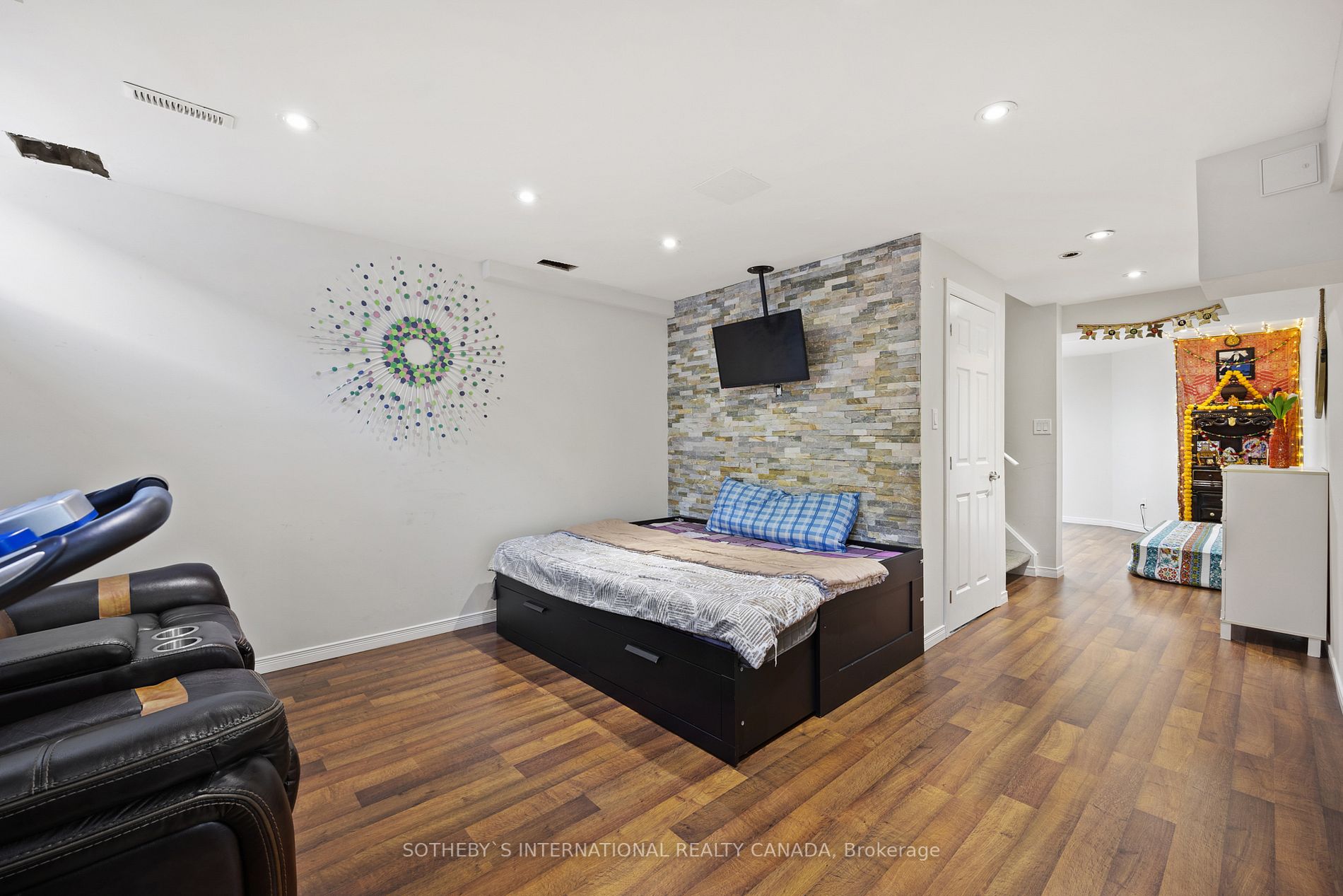 1158 Riddell Cres