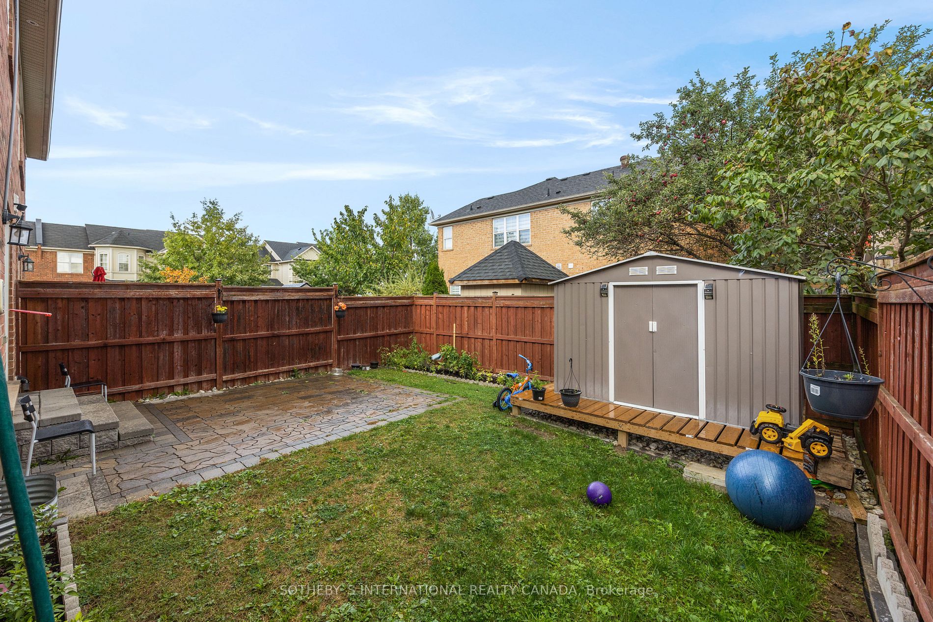 1158 Riddell Cres