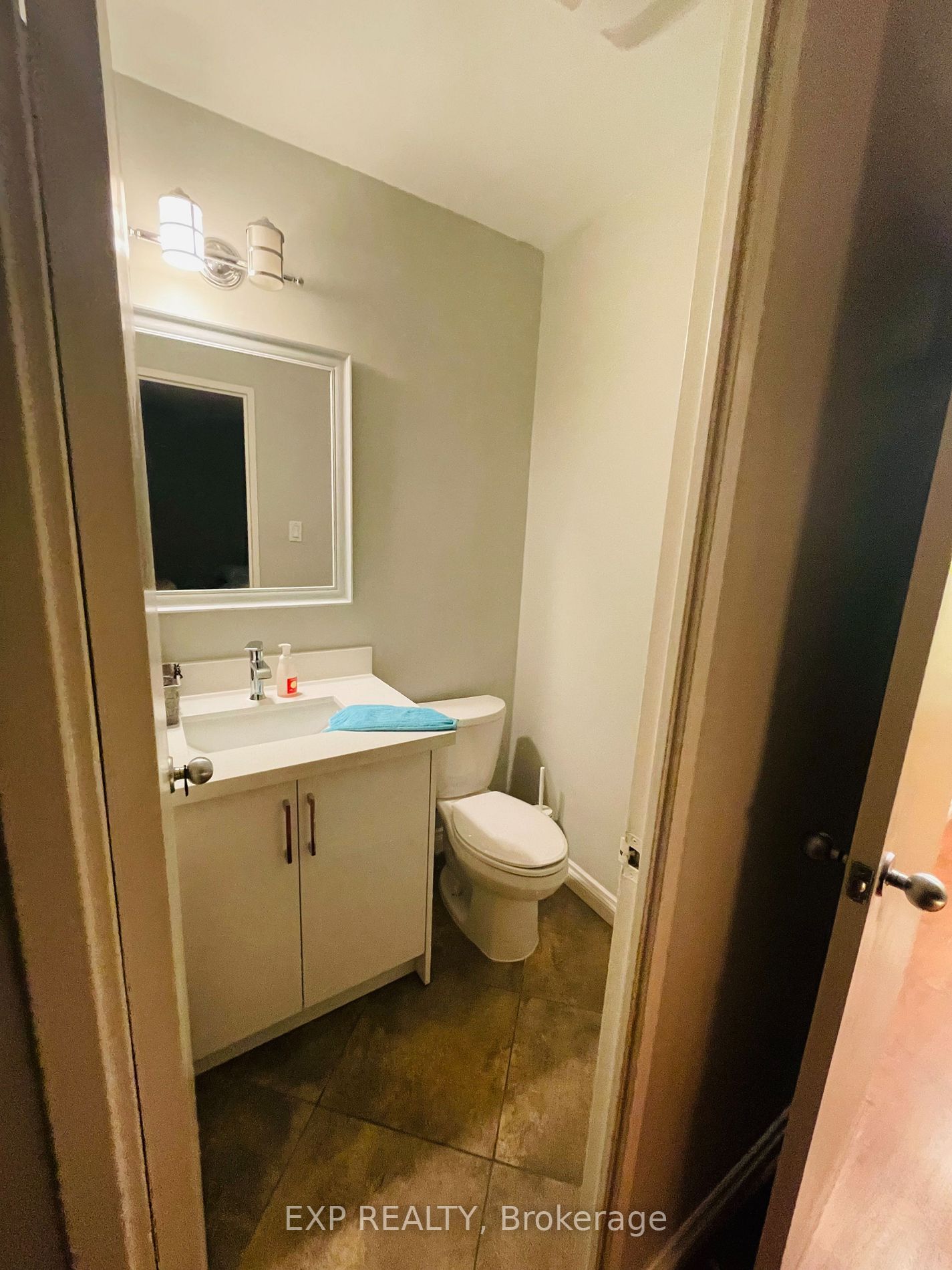 15 Elizabeth St N, #704