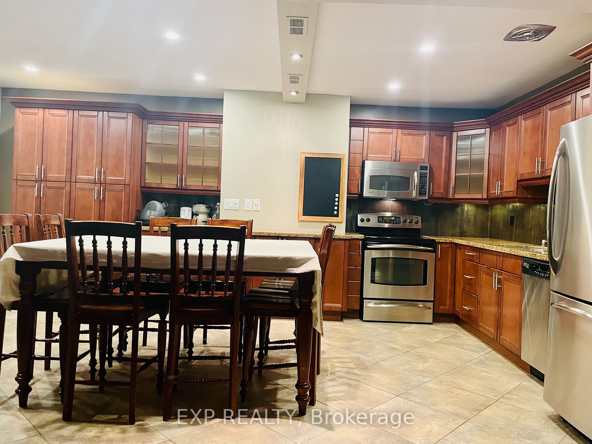 15 Elizabeth St N, #704
