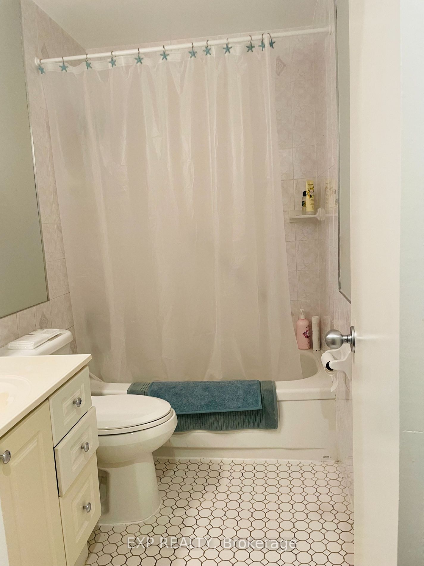 15 Elizabeth St N, #704