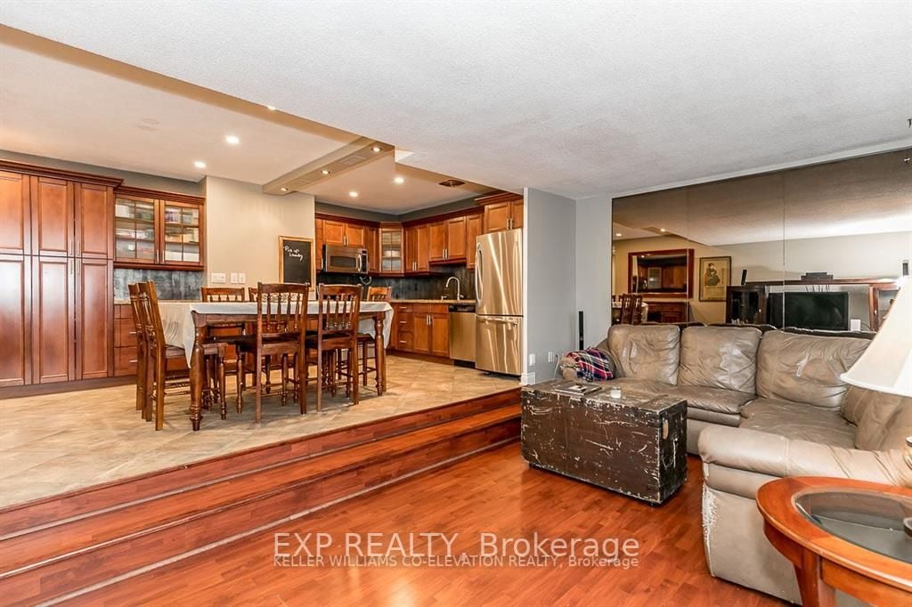 15 Elizabeth St N, #704