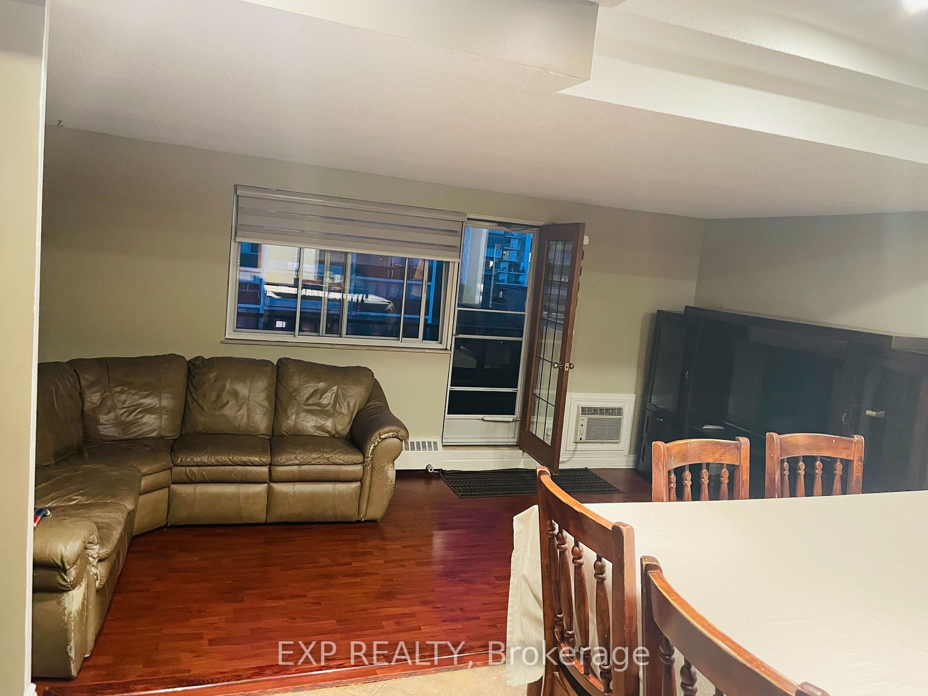15 Elizabeth St N, #704