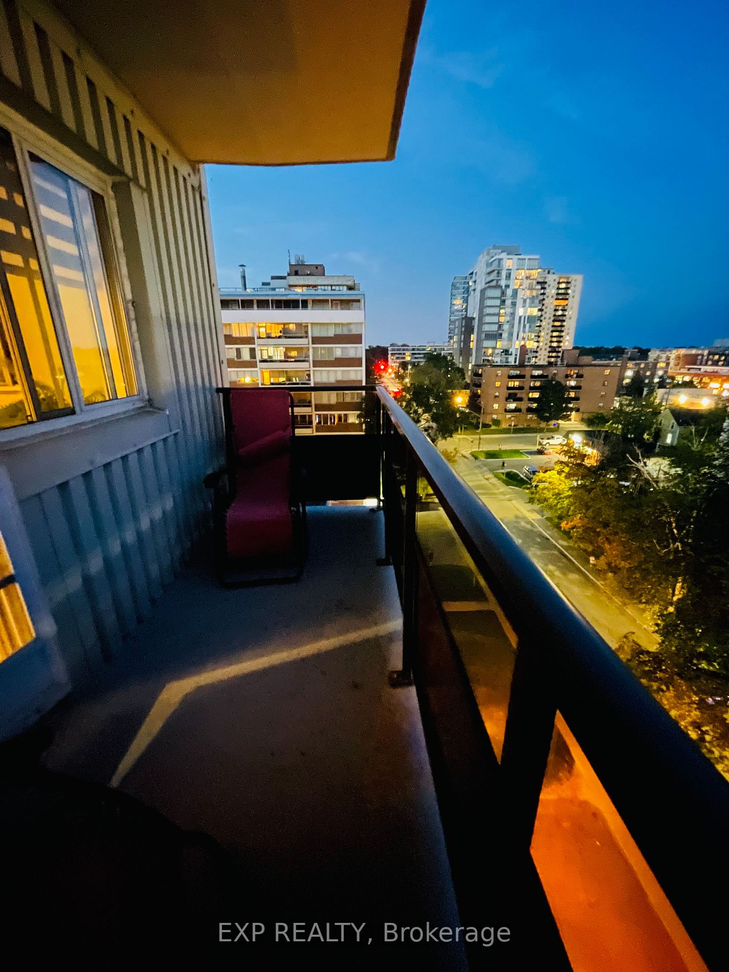 15 Elizabeth St N, #704
