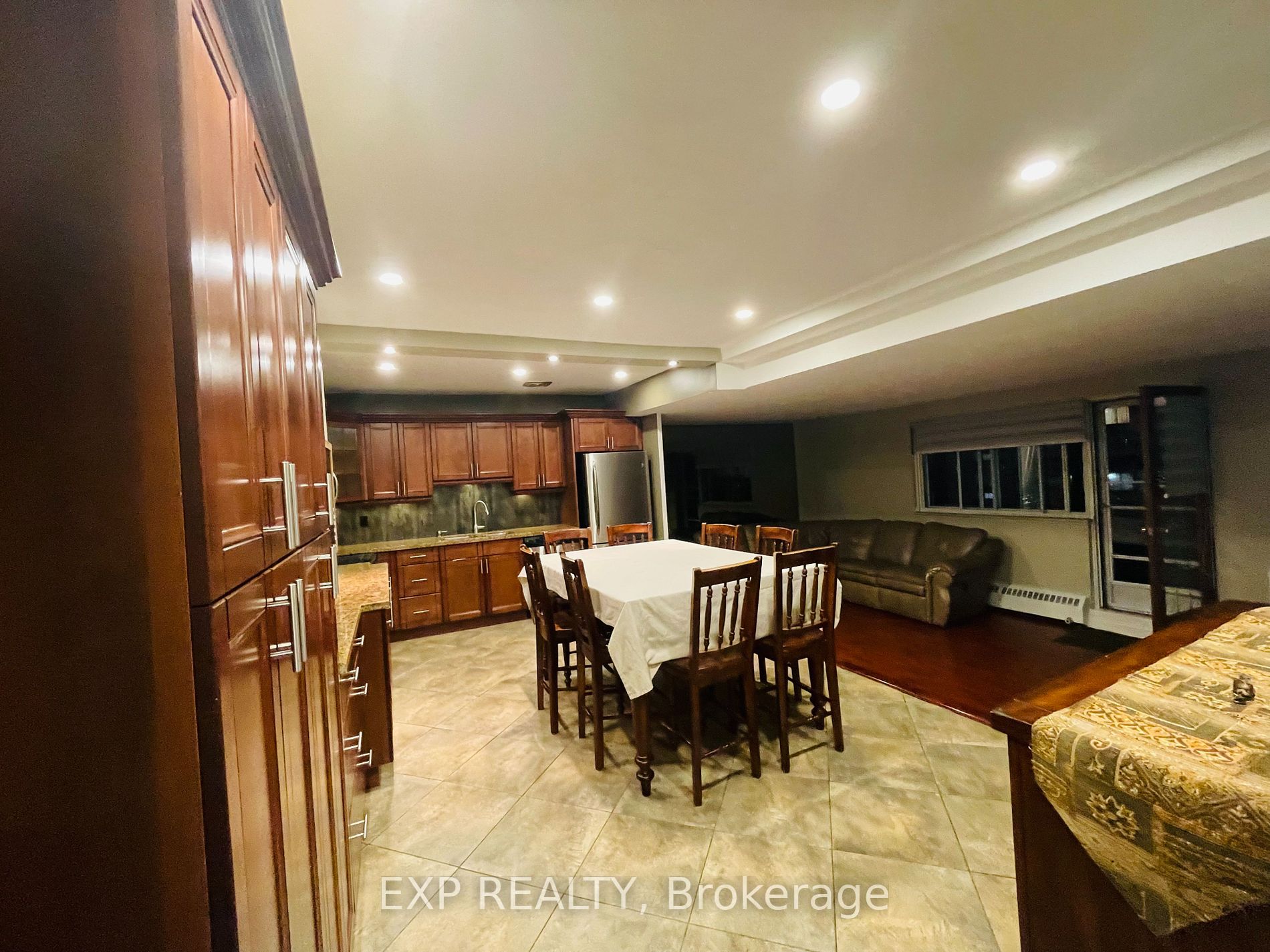 15 Elizabeth St N, #704