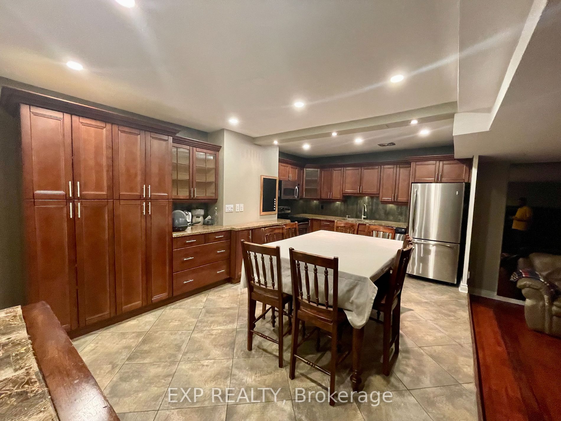 15 Elizabeth St N, #704