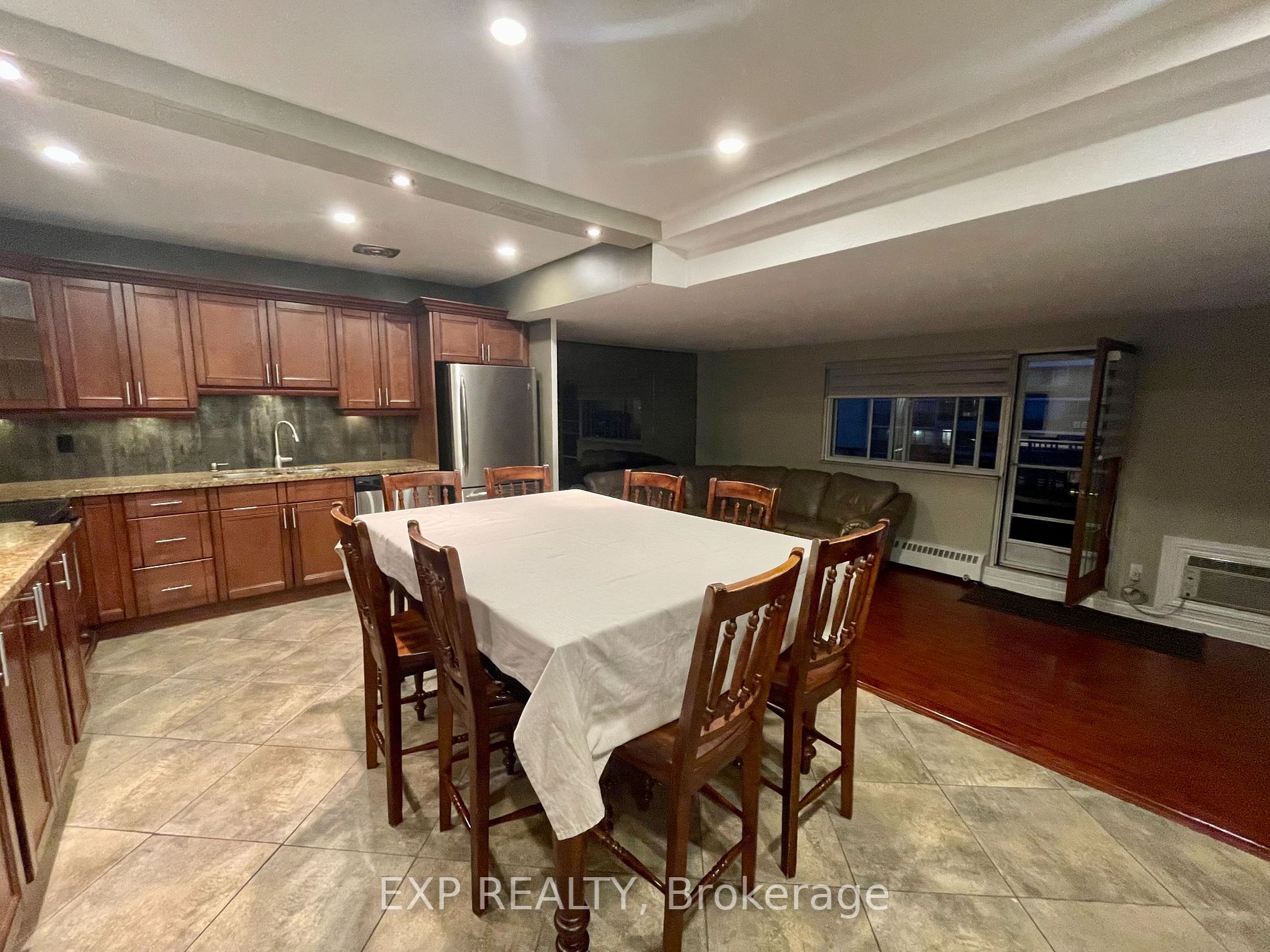 15 Elizabeth St N, #704