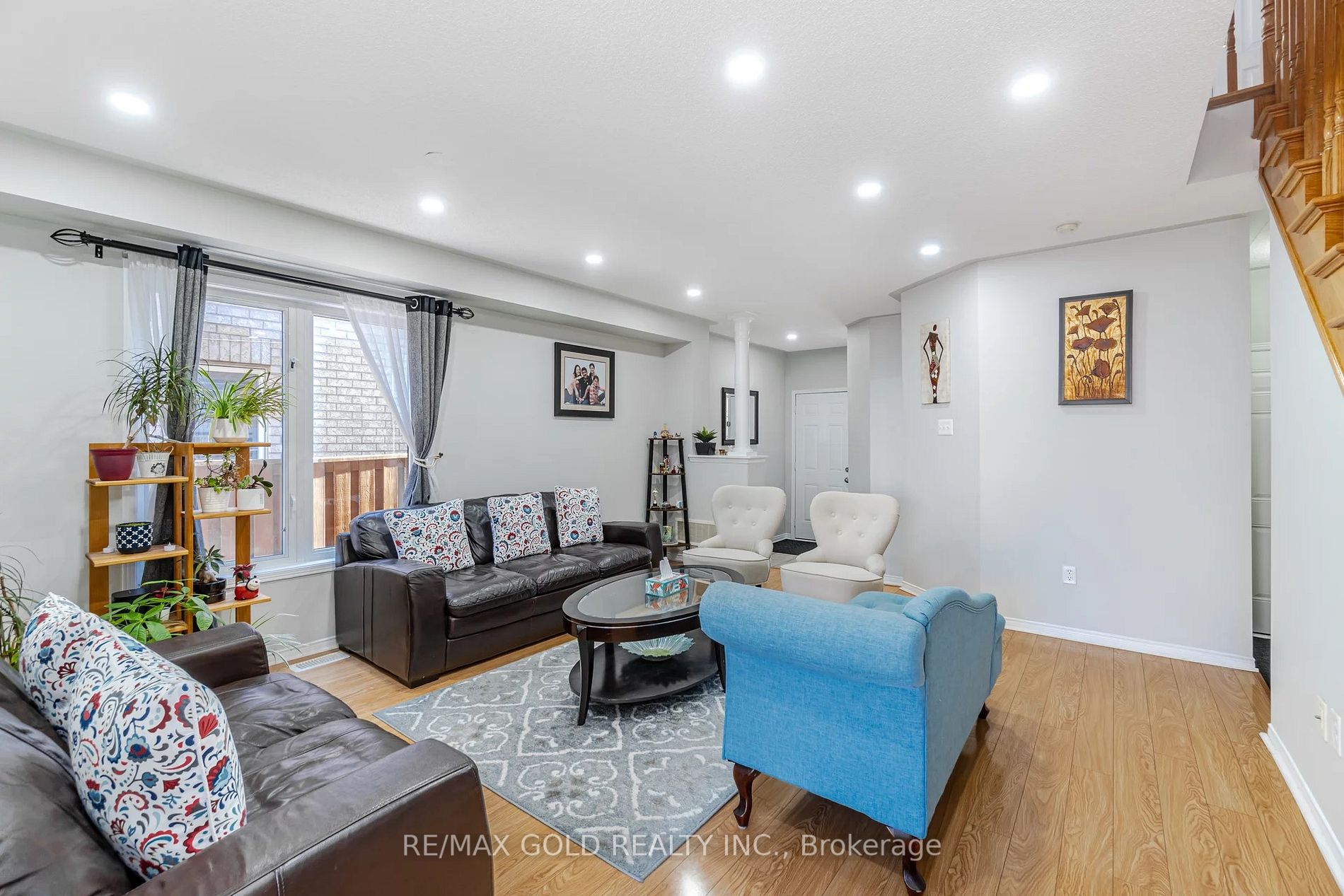 122 Crystalview Cres