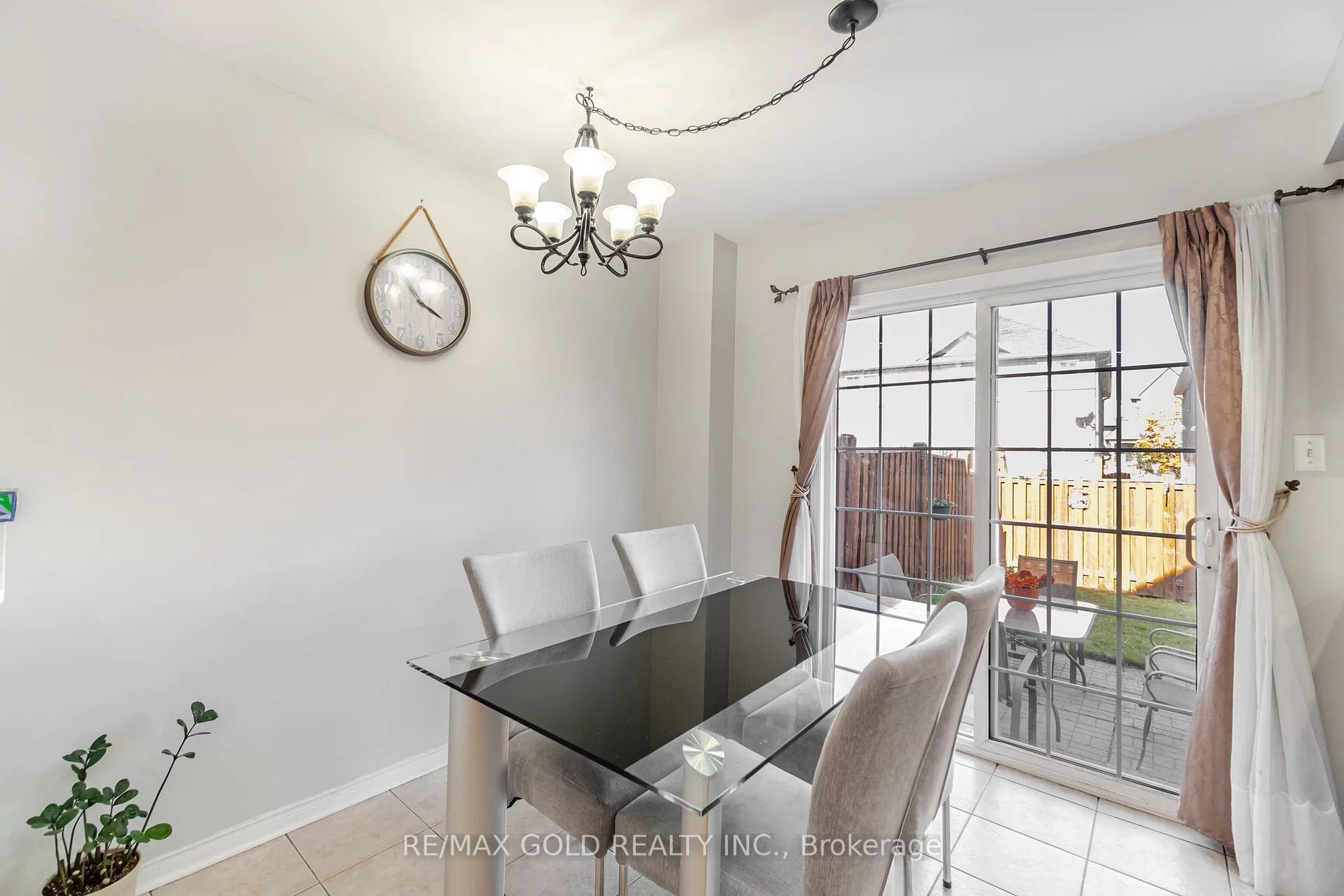 122 Crystalview Cres