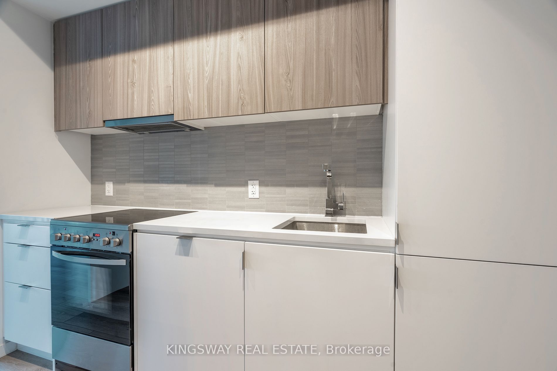 7 Smith Cres, #402
