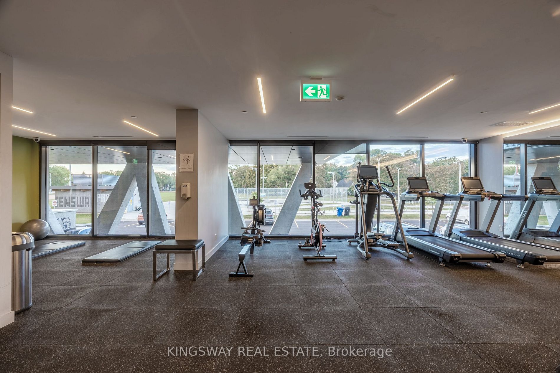 7 Smith Cres, #402