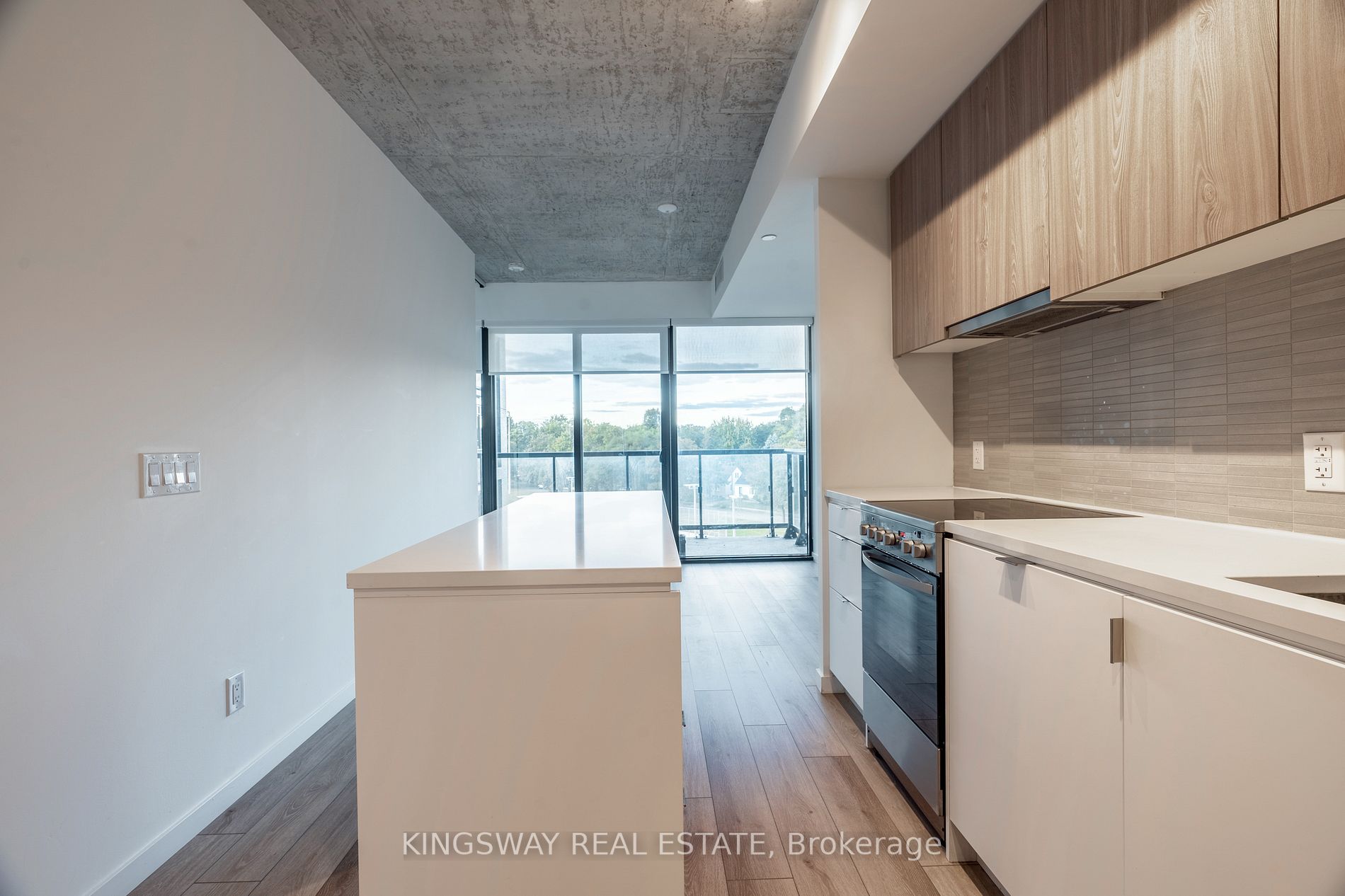7 Smith Cres, #402