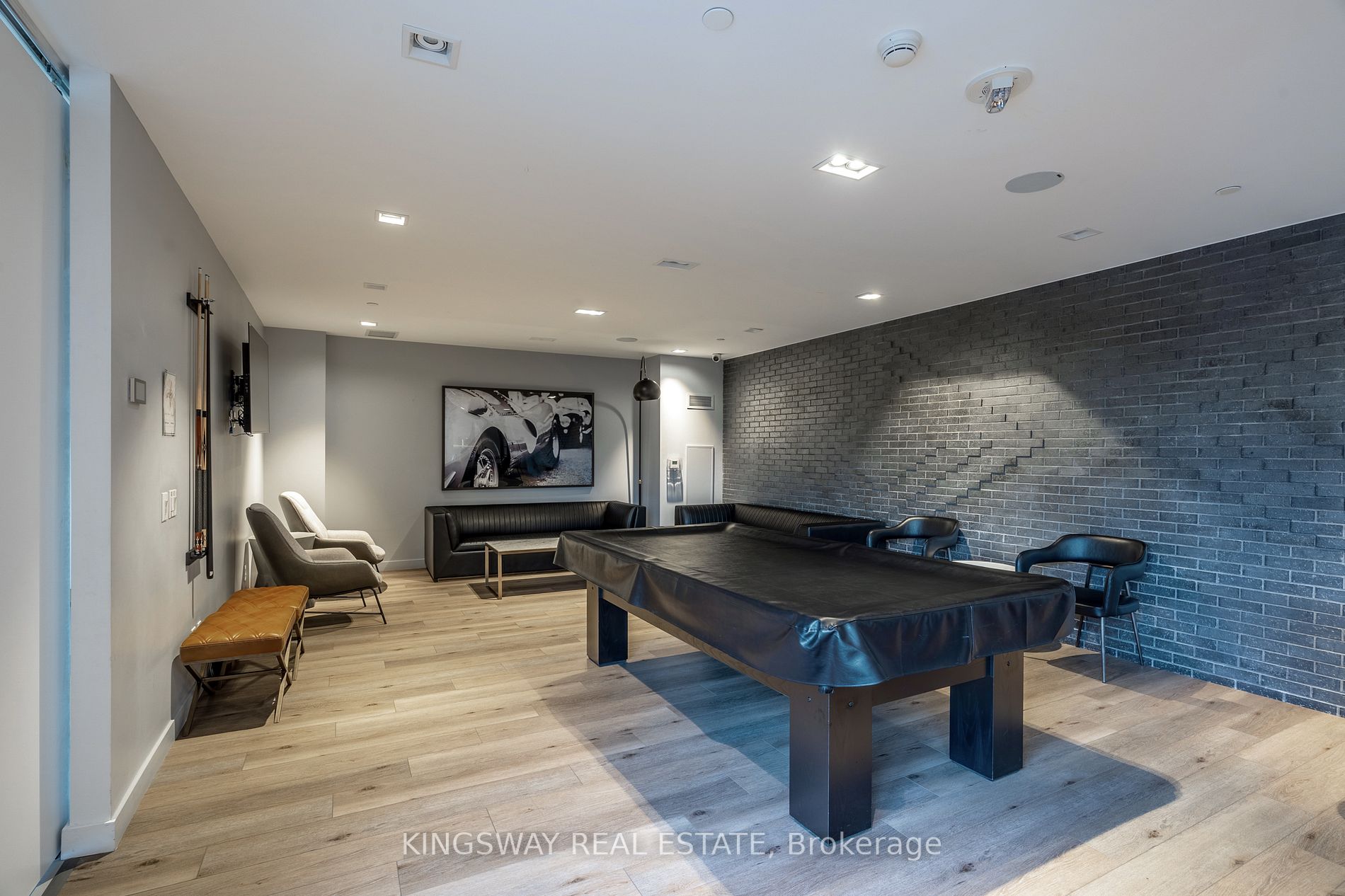 7 Smith Cres, #402