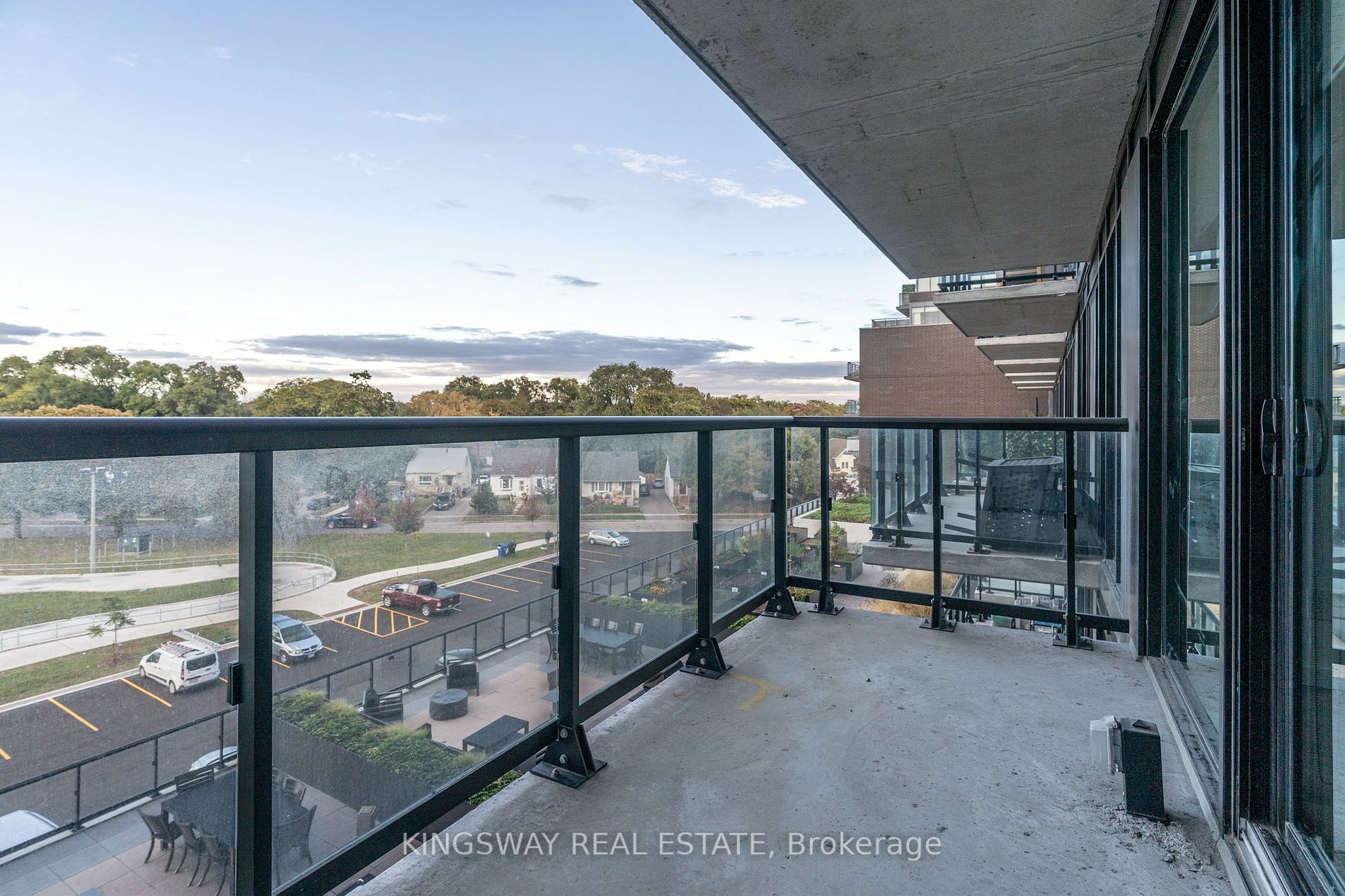 7 Smith Cres, #402