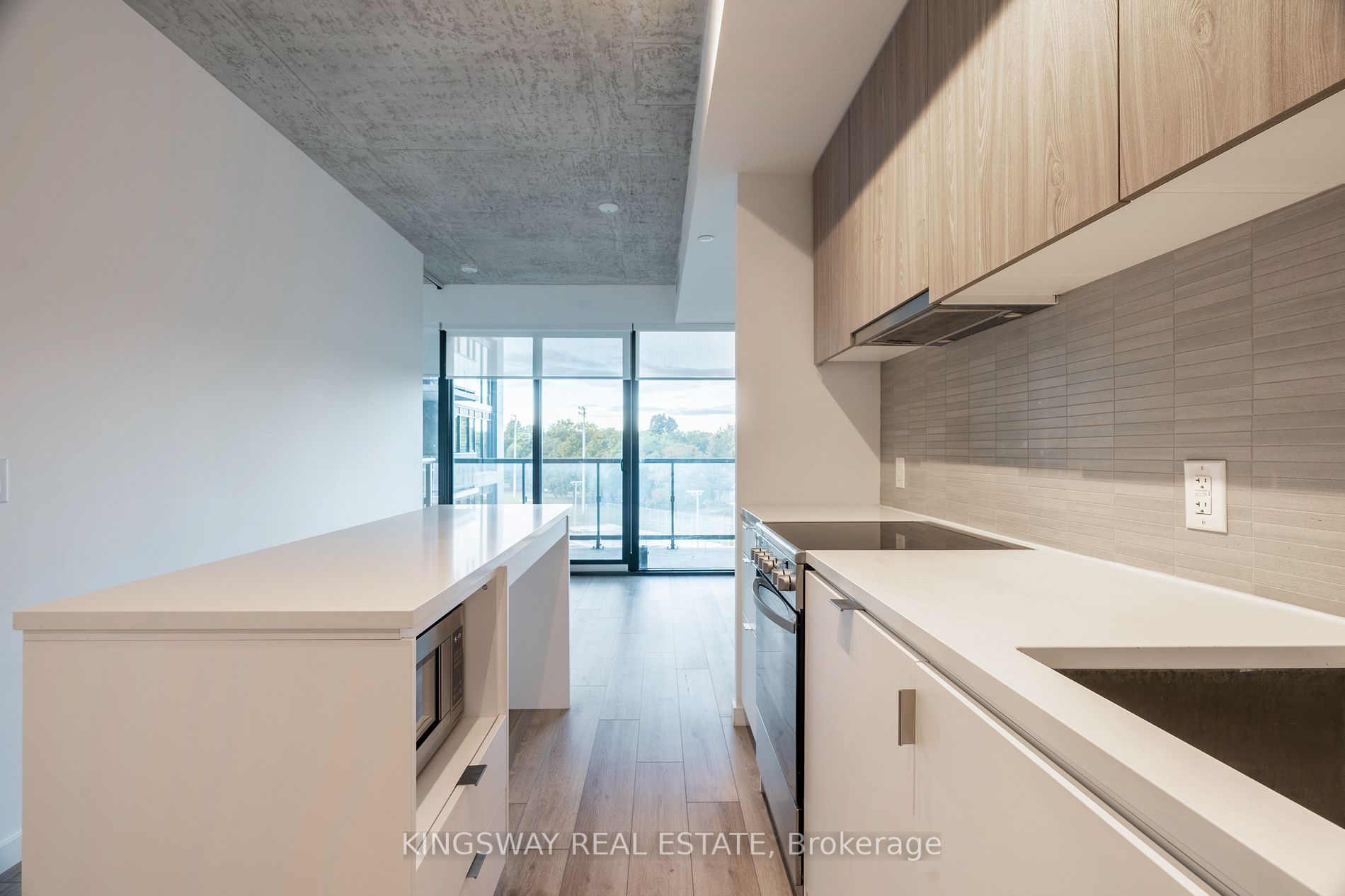 7 Smith Cres, #402