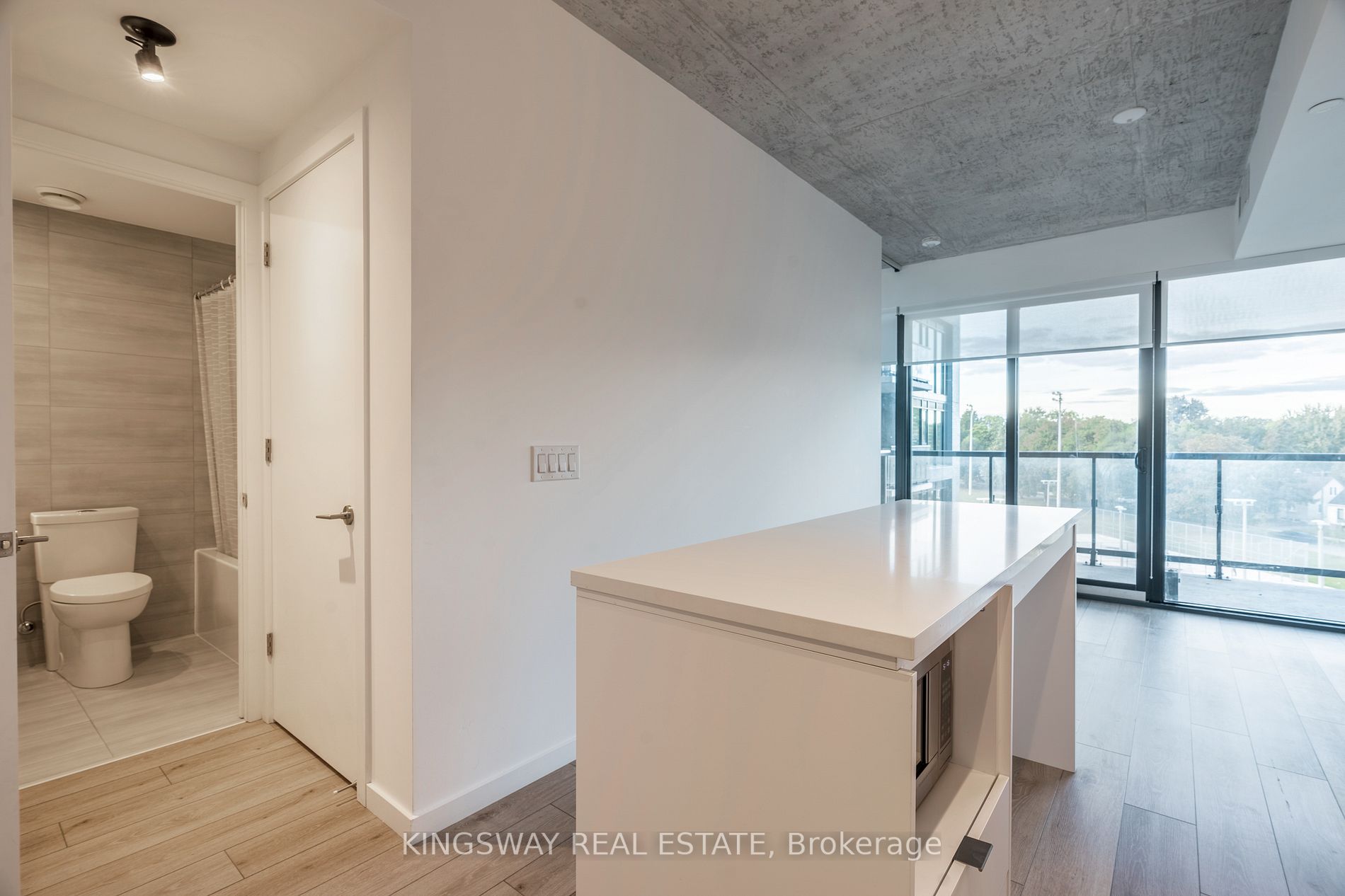 7 Smith Cres, #402