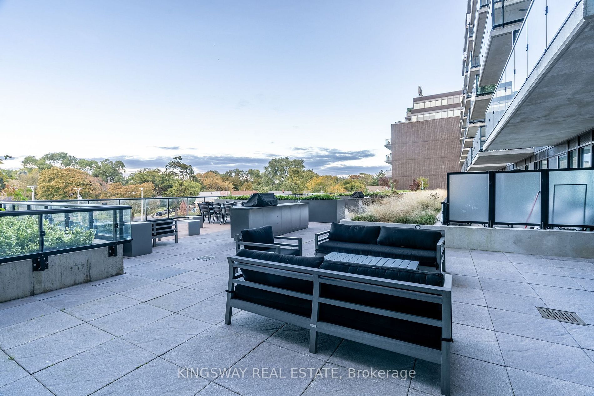 7 Smith Cres, #402