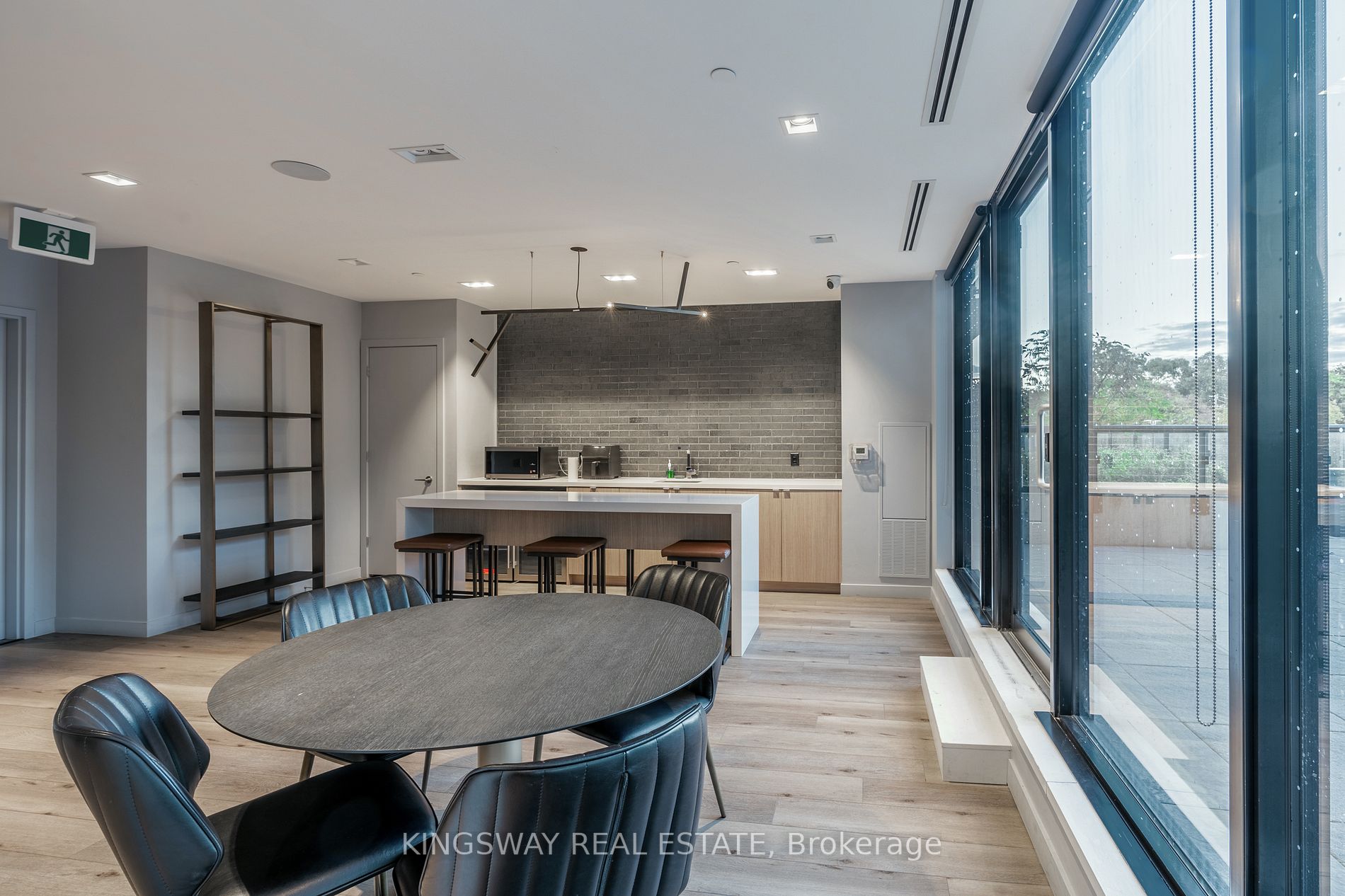 7 Smith Cres, #402