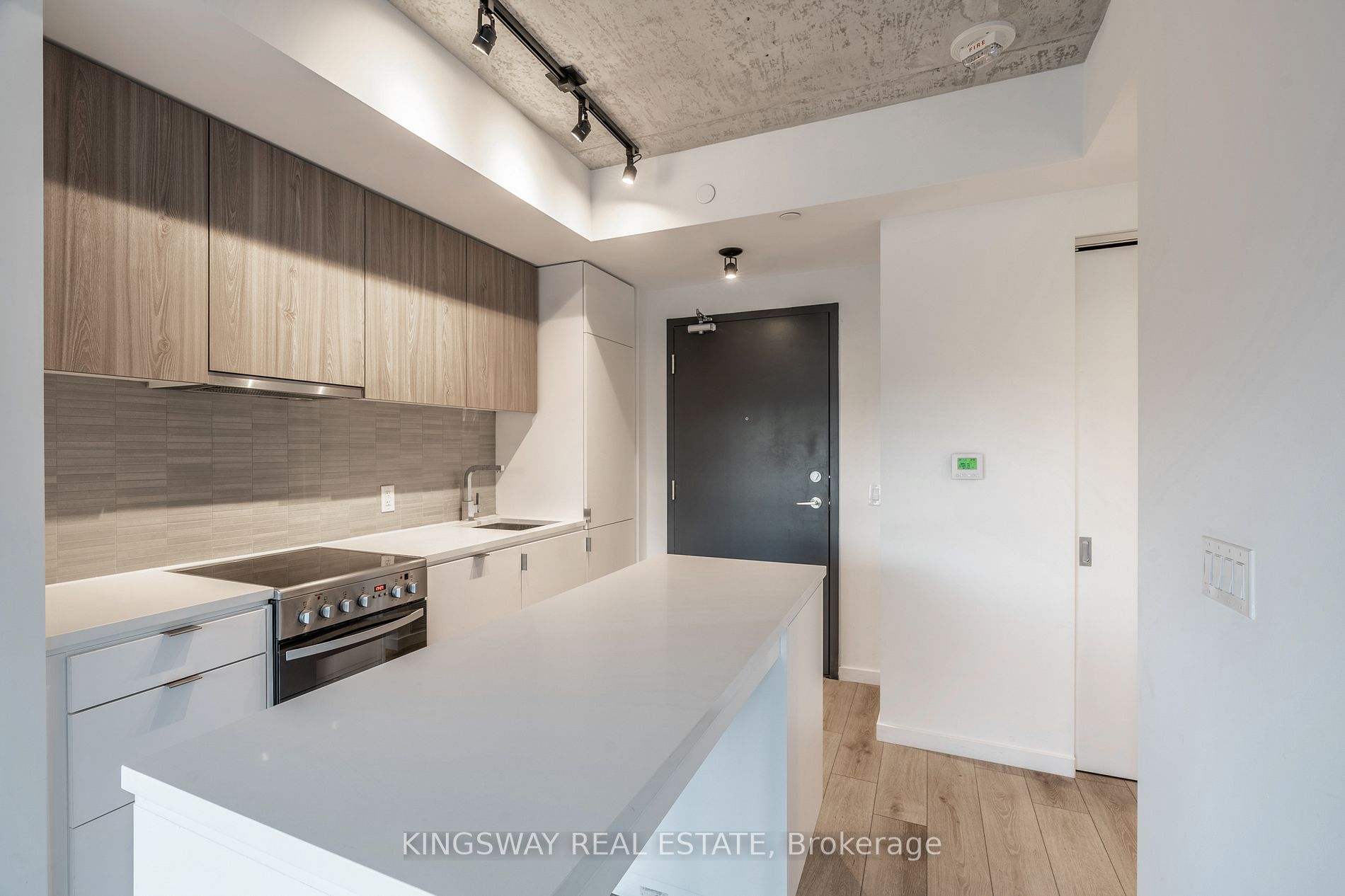 7 Smith Cres, #402