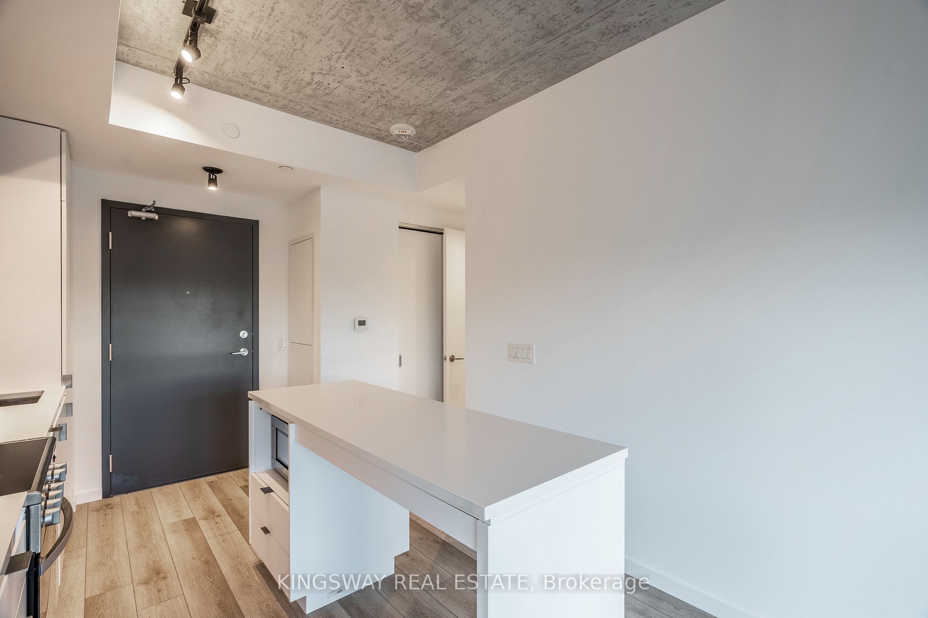 7 Smith Cres, #402