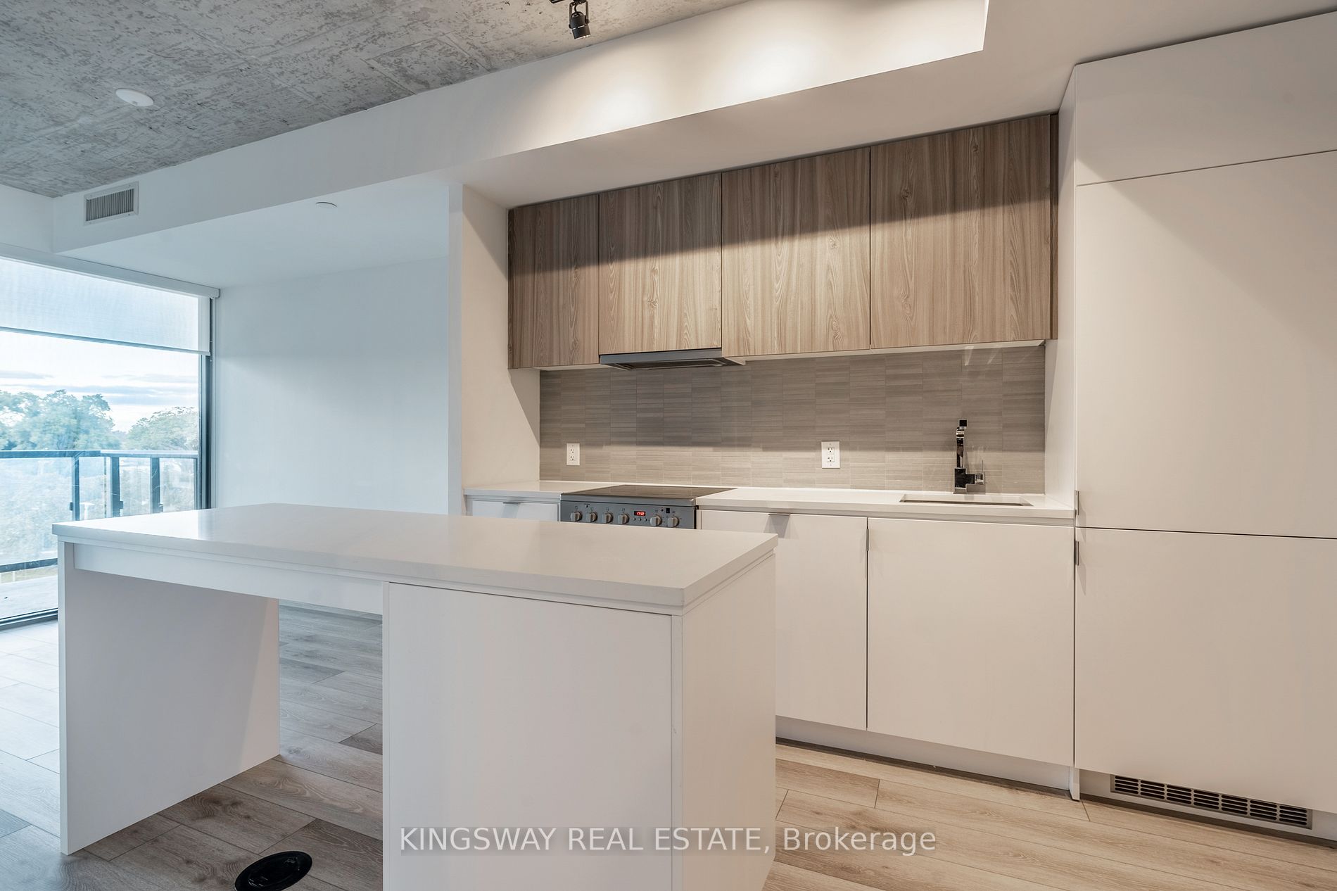 7 Smith Cres, #402