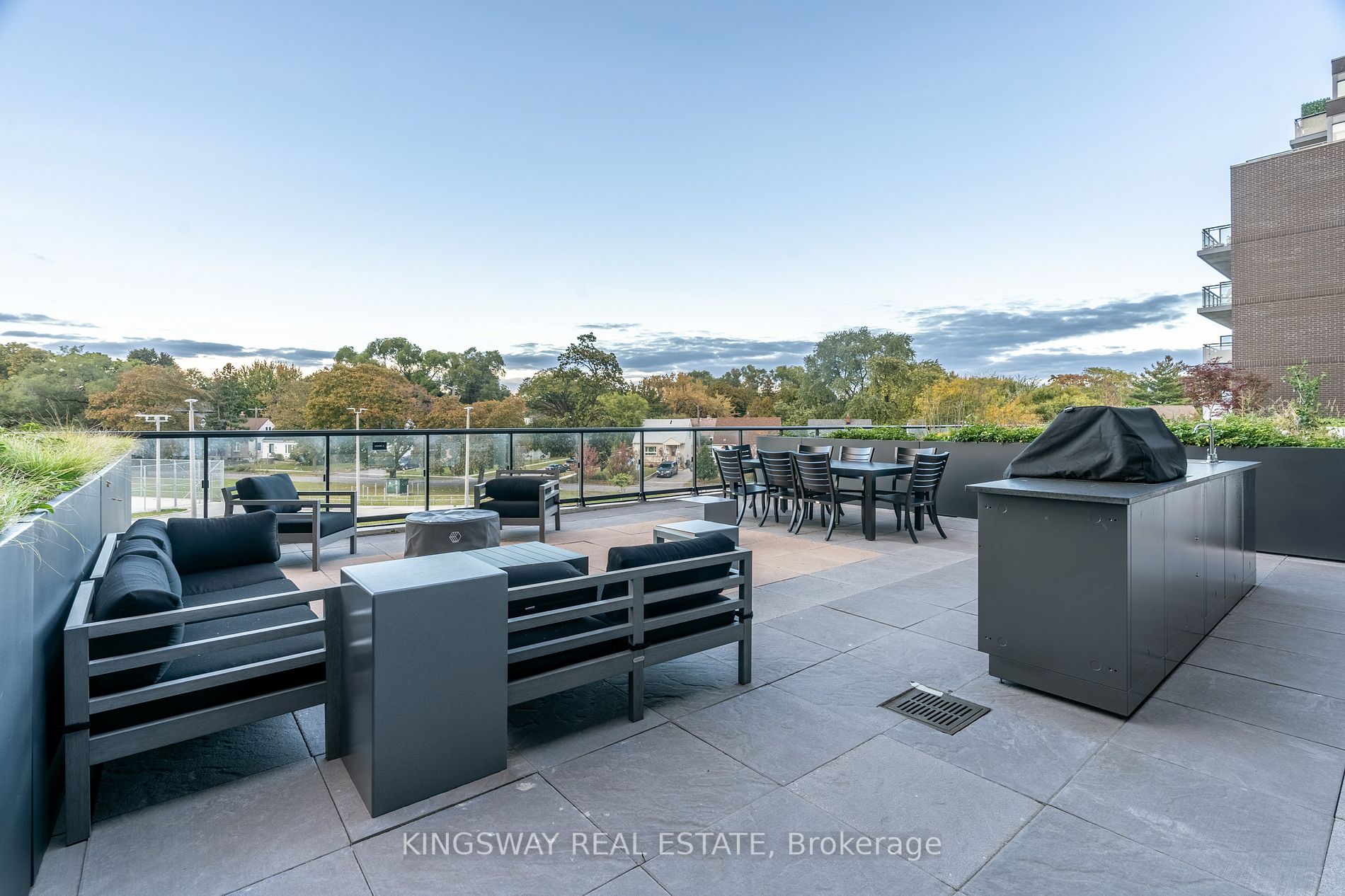 7 Smith Cres, #402