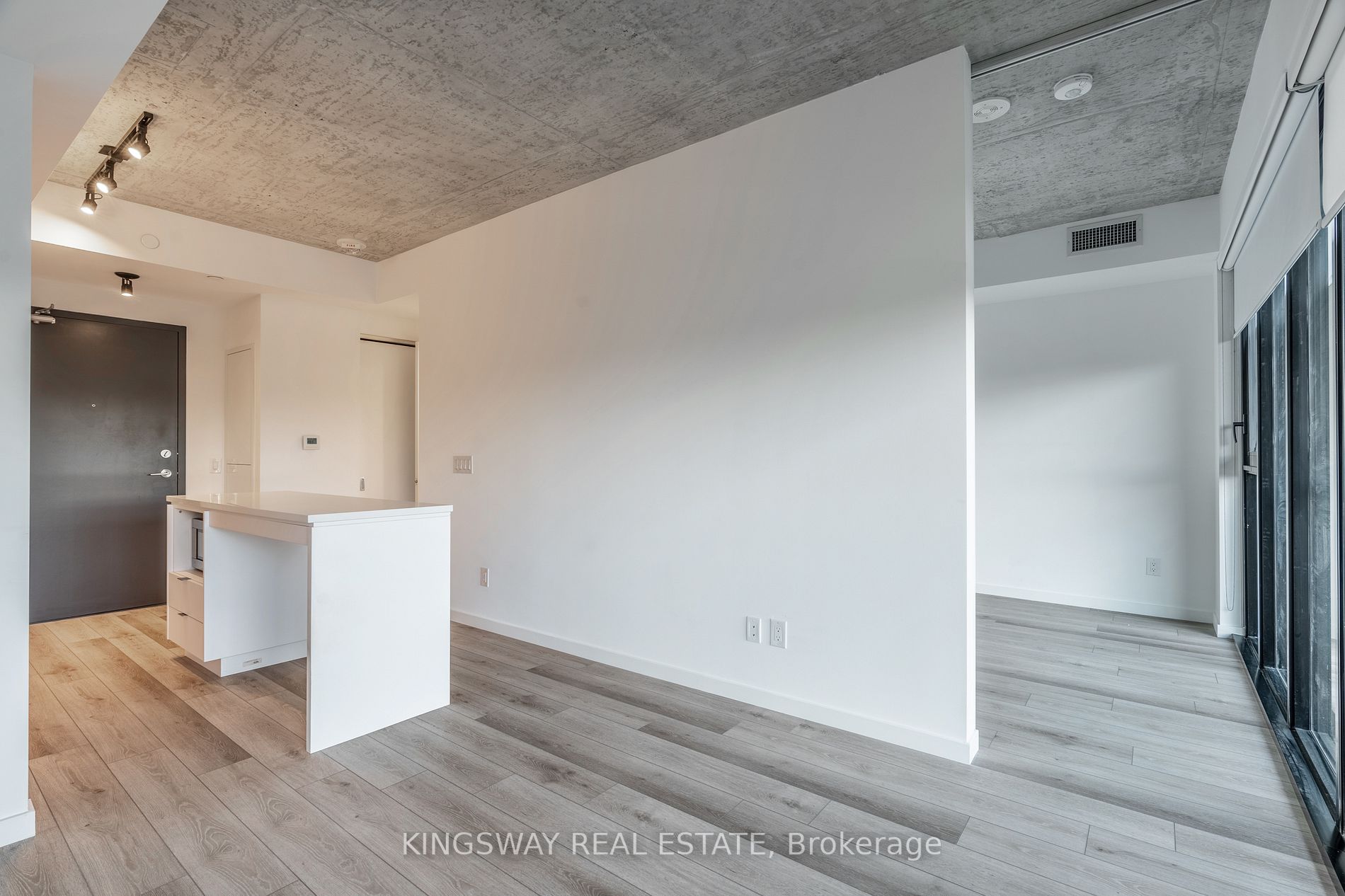 7 Smith Cres, #402