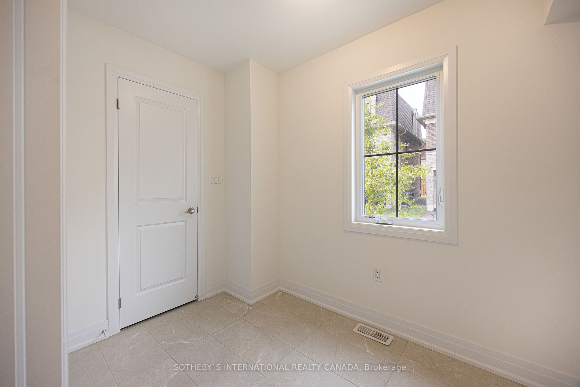 2102 Royal Gala Circ