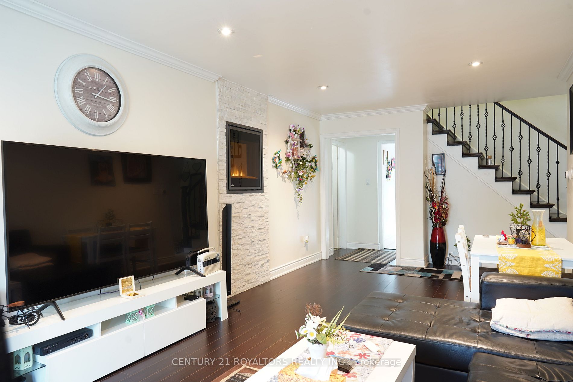 30 Saint Tropez Crt