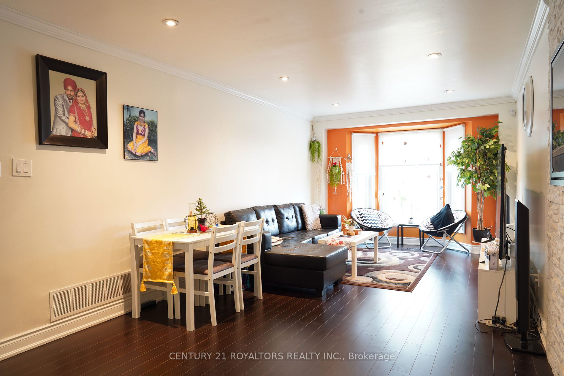 30 Saint Tropez Crt