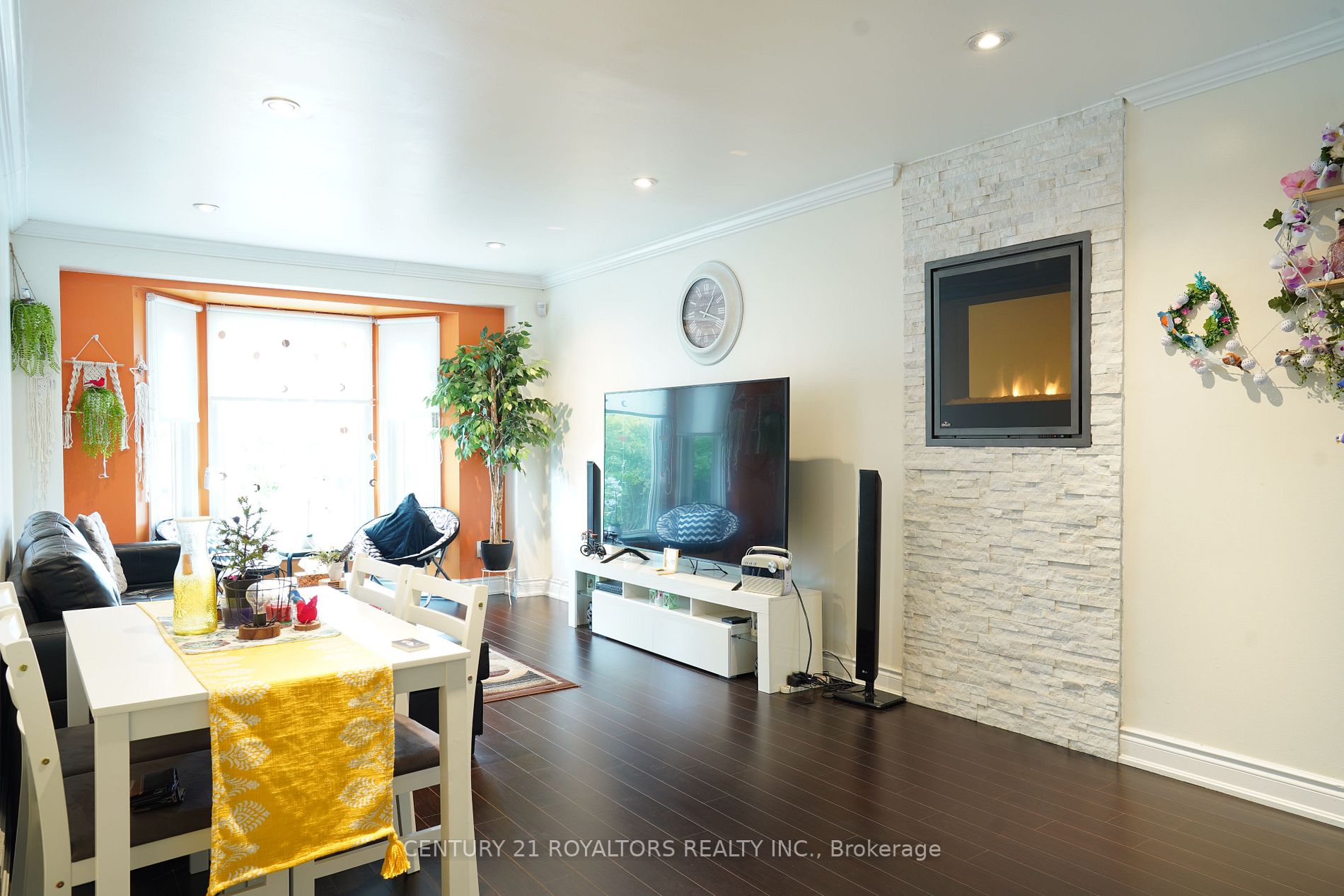 30 Saint Tropez Crt