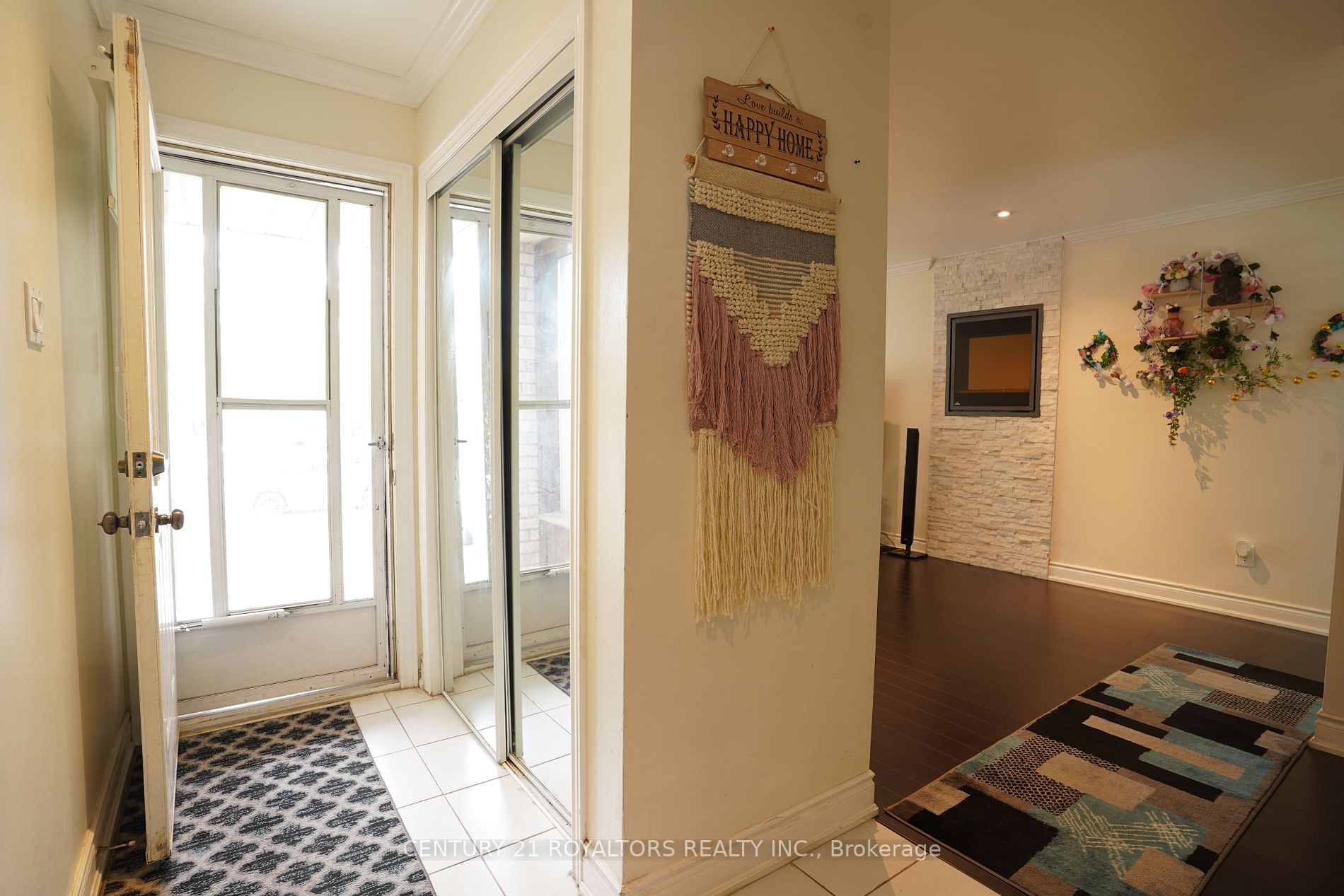 30 Saint Tropez Crt
