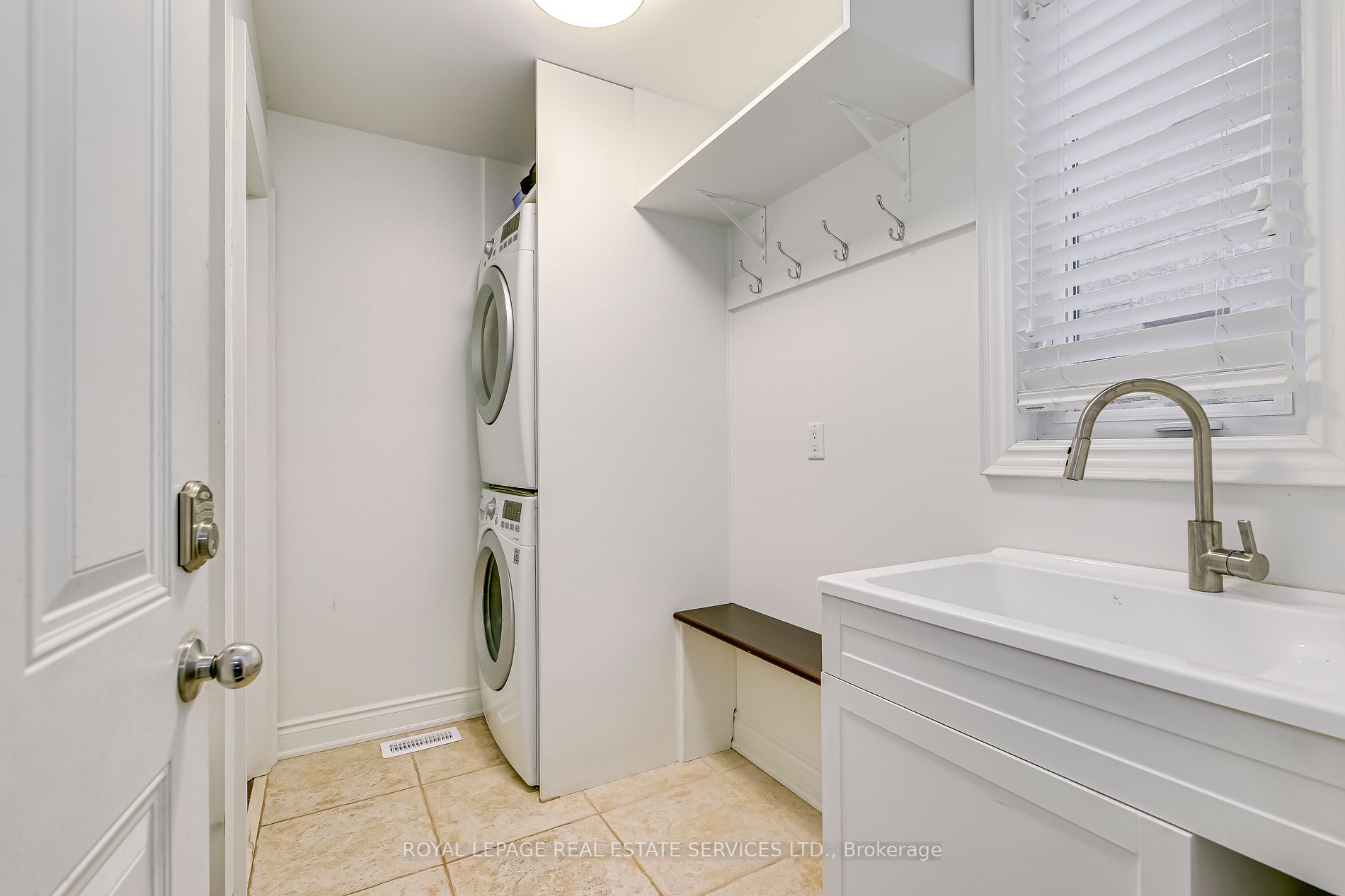 1215 Jezero Cres