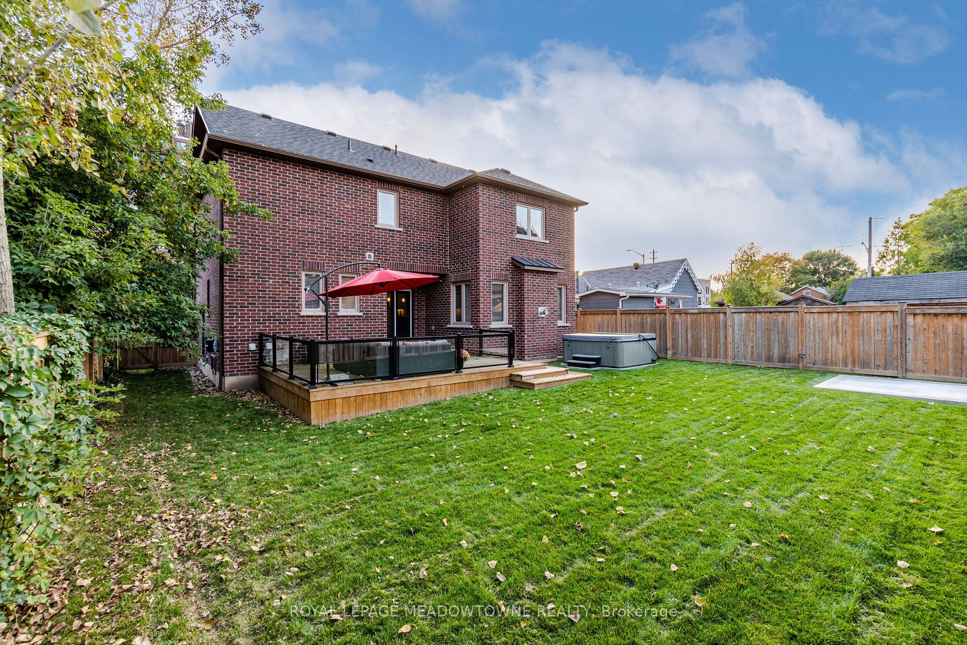 131 Bronte St S
