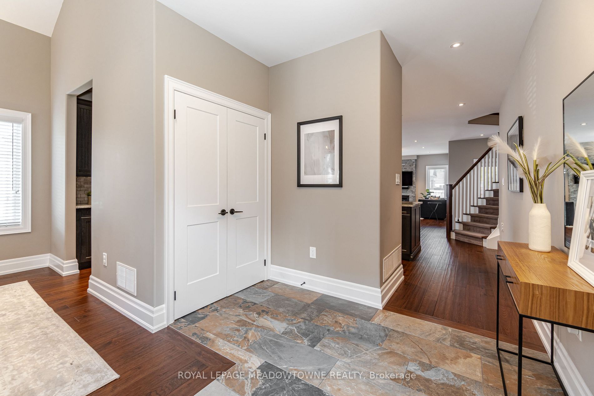 131 Bronte St S