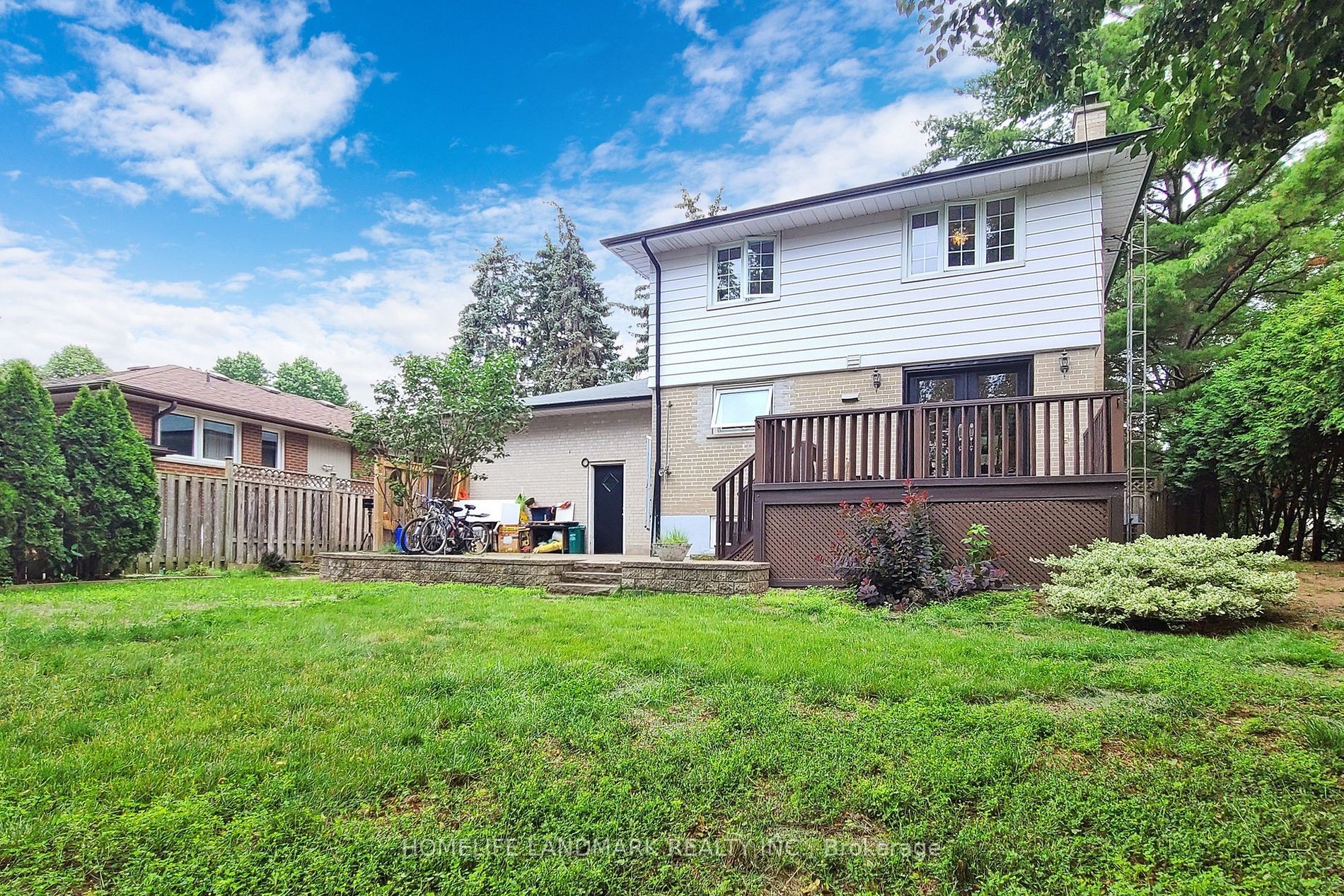 561 Wingrove Cres