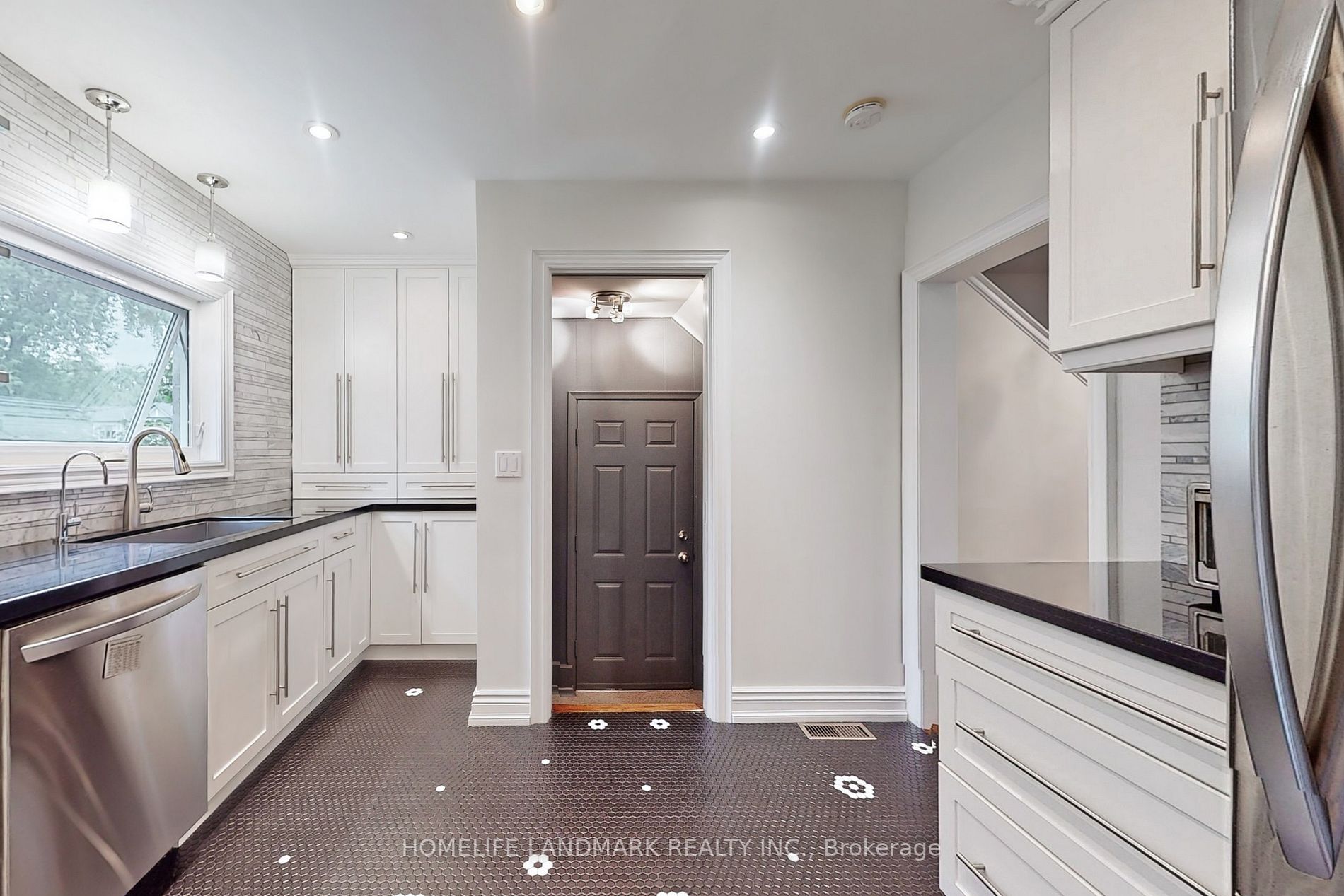 561 Wingrove Cres