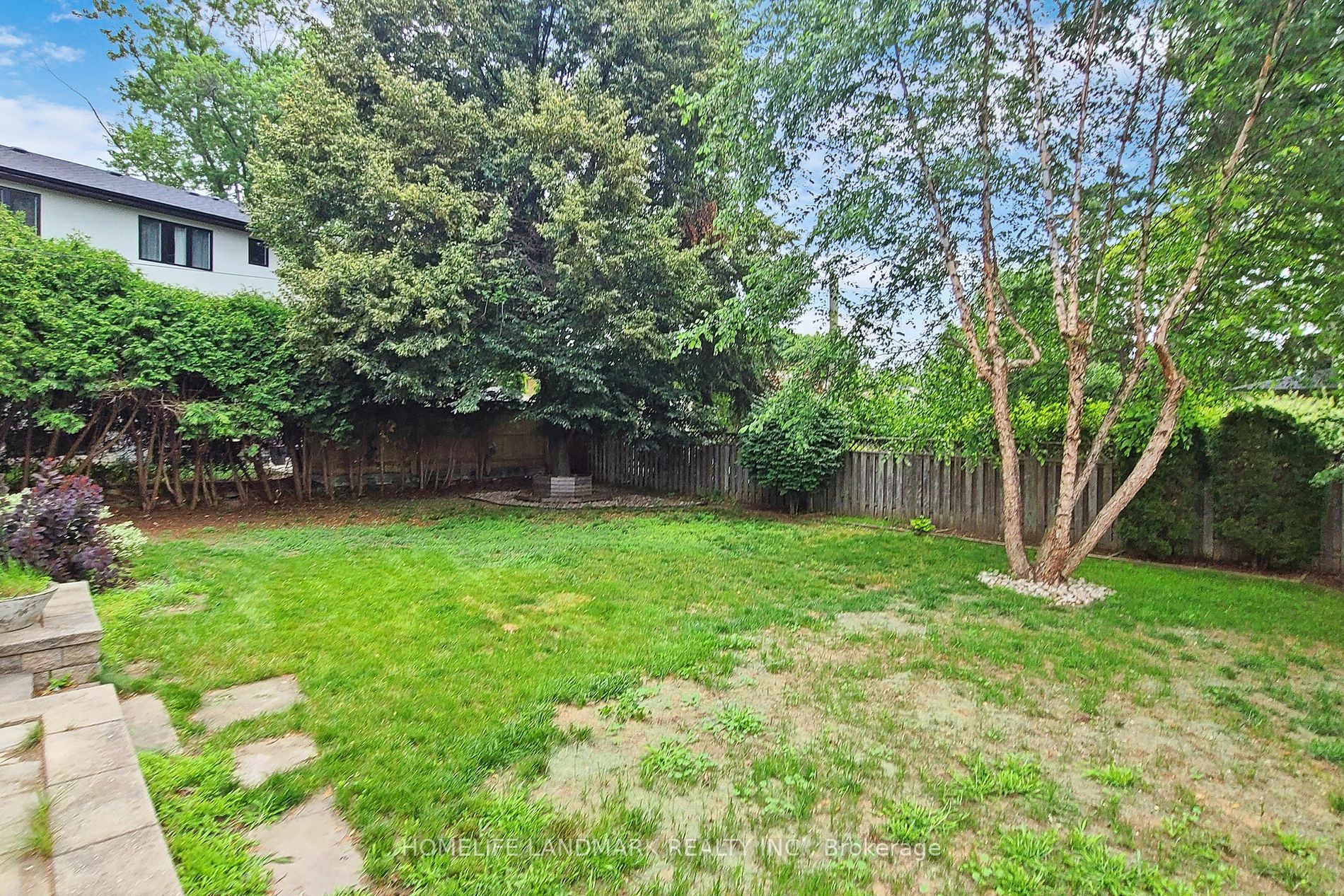 561 Wingrove Cres