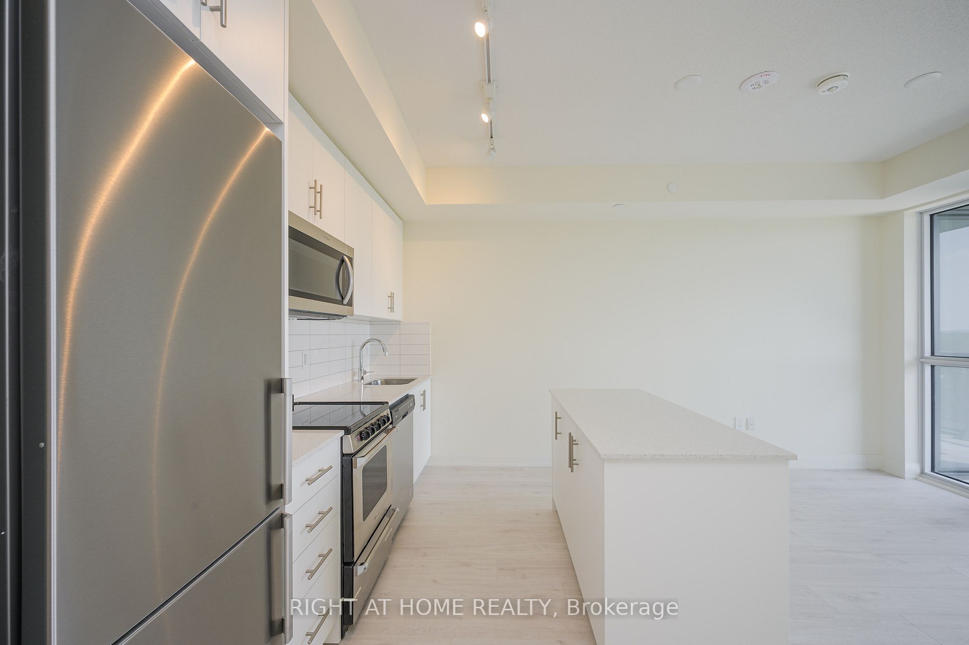 509 Dundas St W, #605