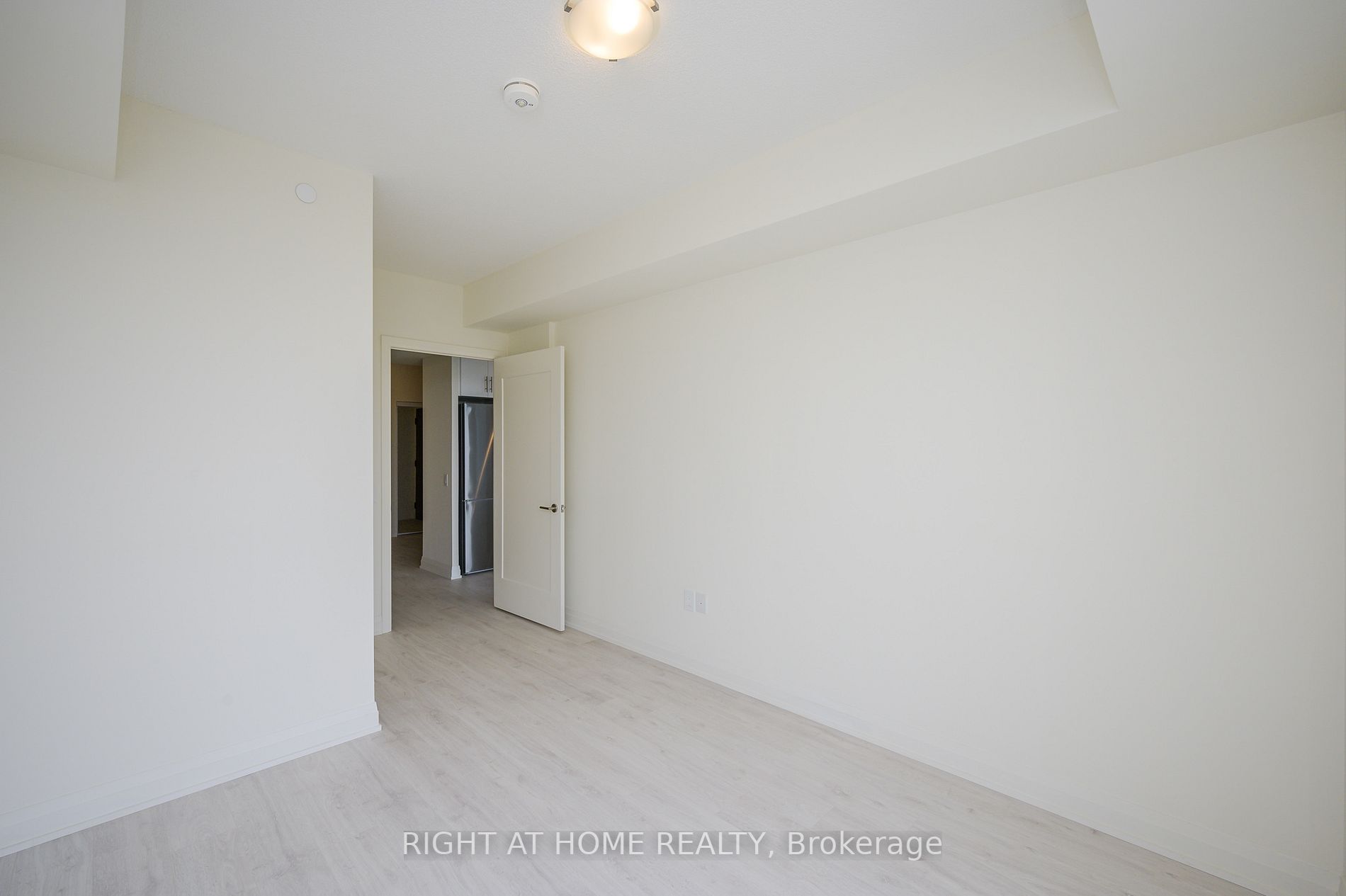 509 Dundas St W, #605