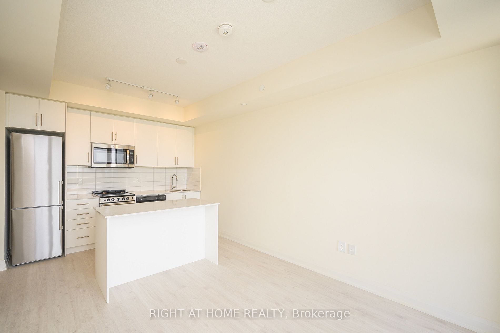 509 Dundas St W, #605
